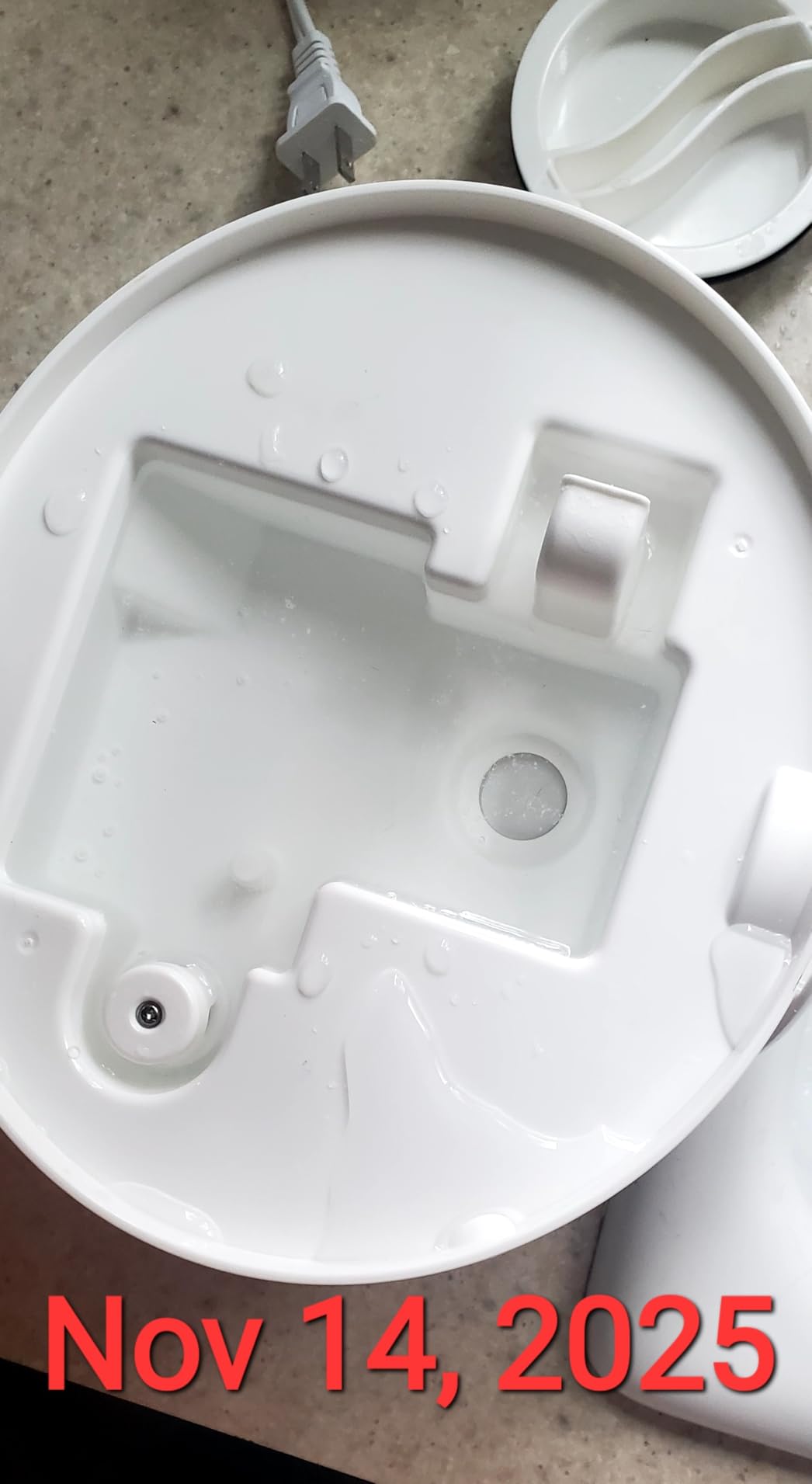 Vicks Filter-Free Ultrasonic Humidifier, Recommended by Pediatricians, 1.2 Gal Ultrasonic Cool Mist Humidifiers for Bedrooms & Kids Rooms, Works with Vicks VapoPads customer photo 2