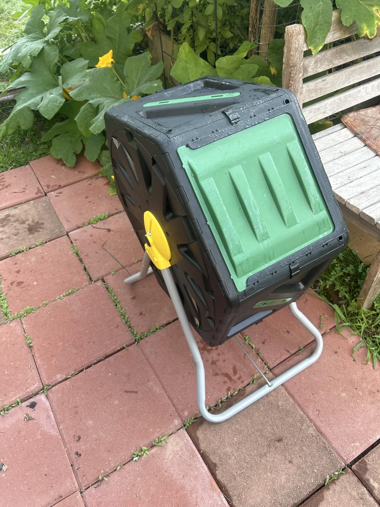 Miracle-Gro Compost Tumbler Single Chamber - Easy-Turn Composter Tumbler Outdoor for Fast Composting - Heavy-Duty Composting Bin with 1 Sliding Door (1 x 27.7 Gallon / 105 Liter) customer photo 1