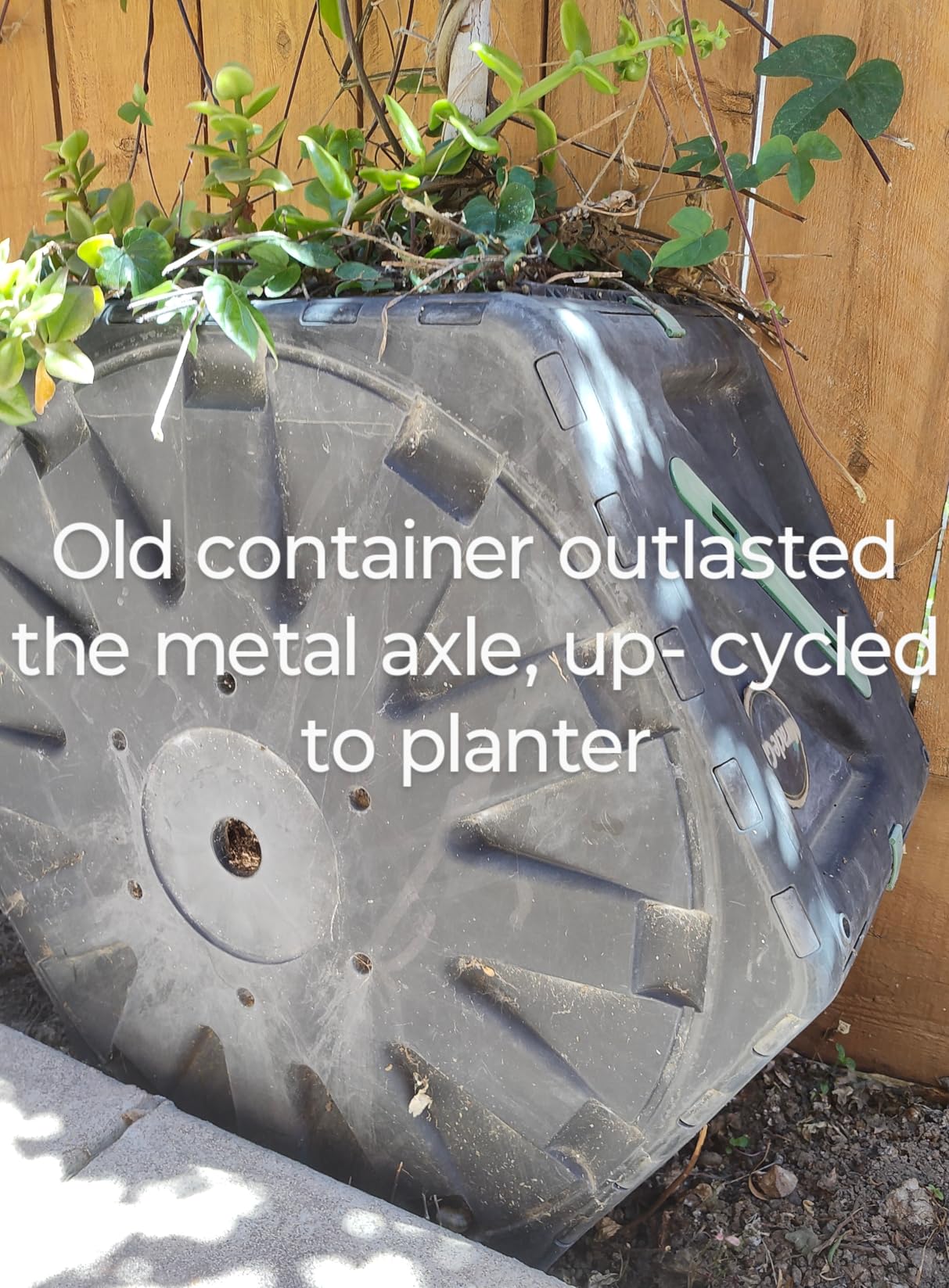 Miracle-Gro Compost Tumbler Single Chamber - Easy-Turn Composter Tumbler Outdoor for Fast Composting - Heavy-Duty Composting Bin with 1 Sliding Door (1 x 27.7 Gallon / 105 Liter) customer photo 2