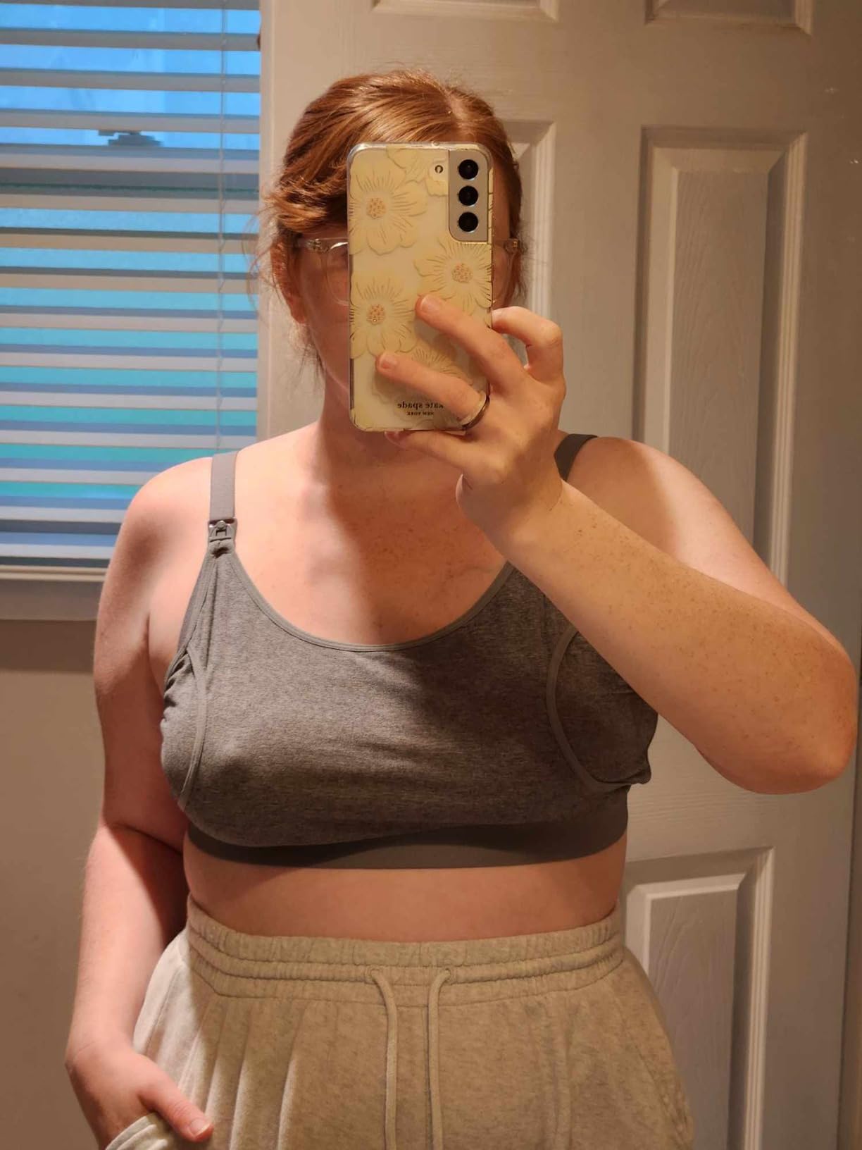 Momcozy Hands Free Pumping Bra, Adjustable Breast-Pumps Holding and Nursing Bra, Pumping & Nursing Bra in One customer photo 1