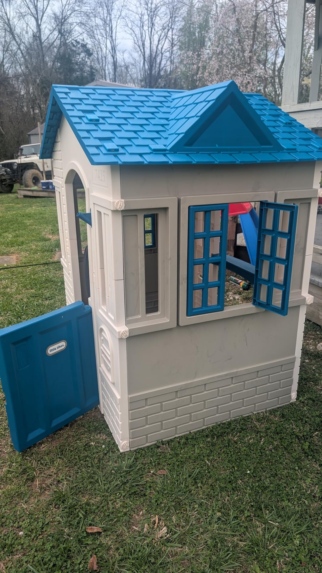 Little Tikes Cape Cottage Playhouse - Blue Large customer photo 2
