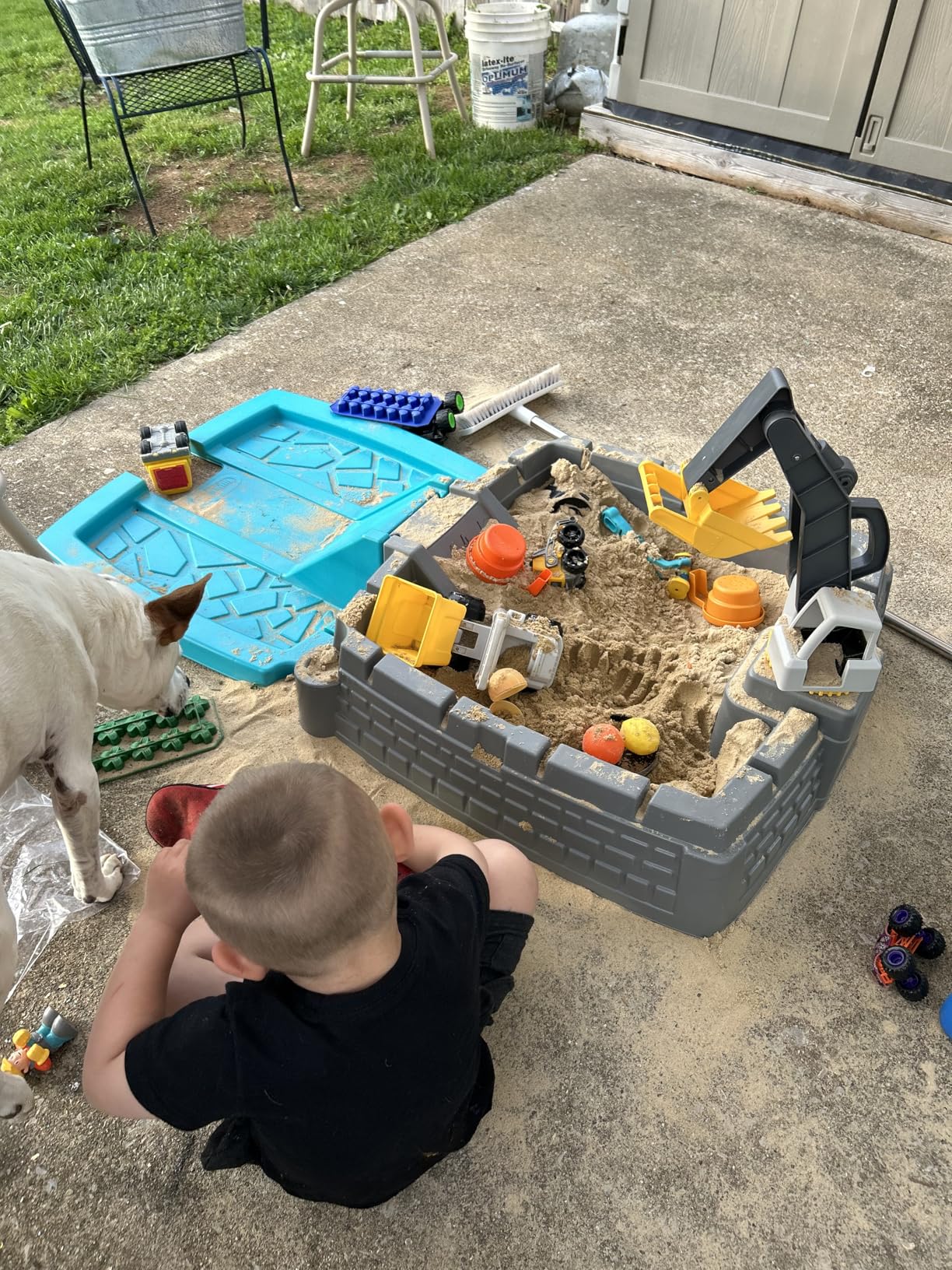 Little Tikes Dirt Diggers Excavator Sandbox for Kids, Including lid and Play Sand Accessories, Multicolor customer photo 2