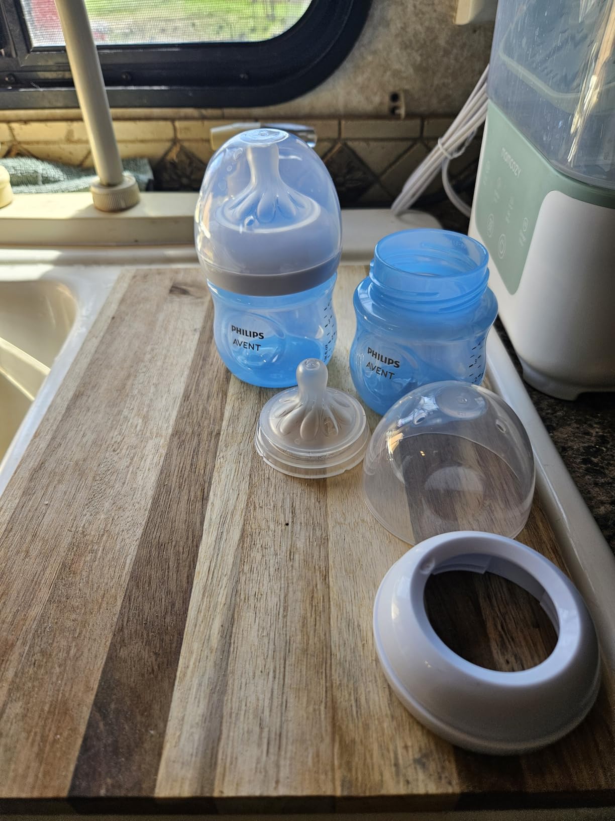 Philips Avent Natural Baby Bottles with Natural Response Nipples (Slow Flow, Flow 2), 4oz, 4-Pack, SCY900/04 customer photo 1