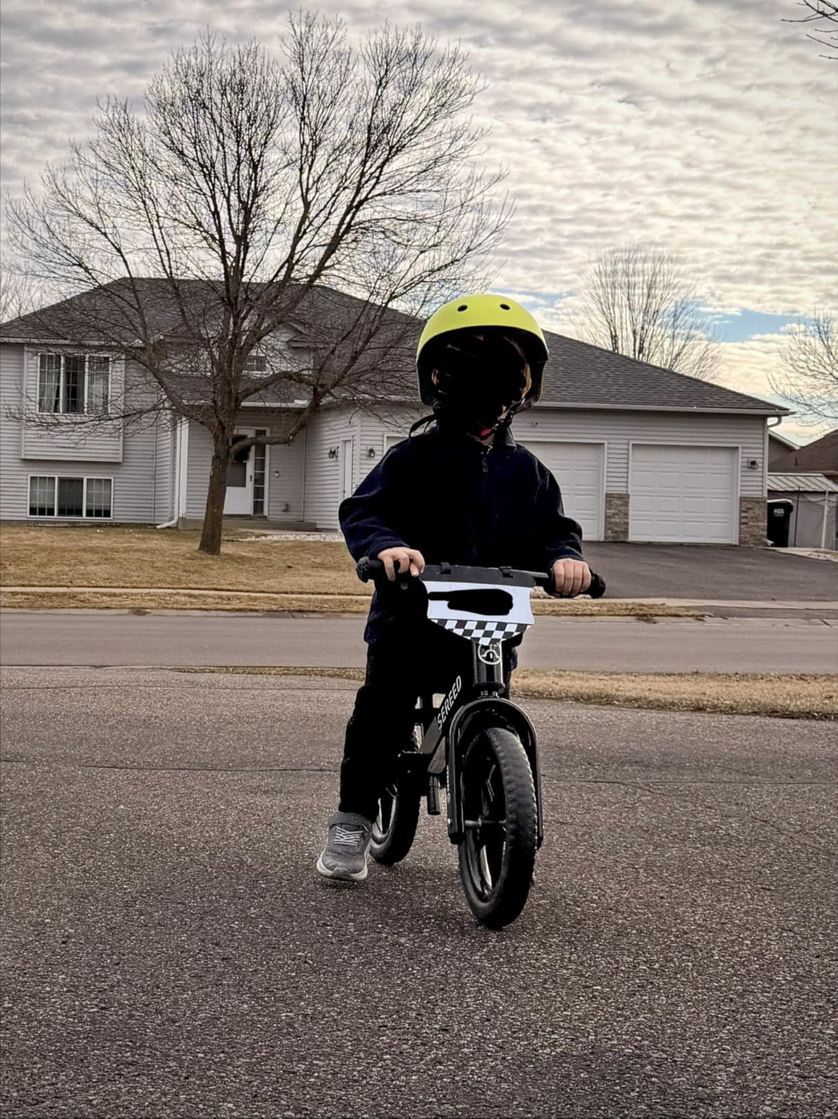 SEREED Toddler Balance Bike 2 Year Old, No Pedal Kids Toy Bike for 2-5 Years Old, Tool-Free Adjustment, Gift for 2-3 Boys Girls, Customize Plate with 3pcs Stickers (White) customer photo 1