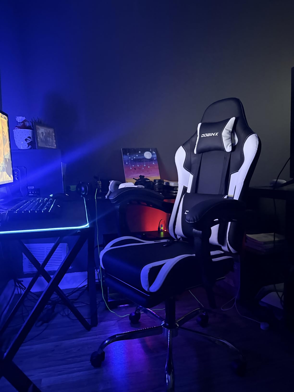 Dowinx Gaming Chair with Footrest, 330lbs Computer Chair 2D Lift Linkage Armrest, Massage Lumbar, Height Adjustable Ergonomic Comfy Video Game Chairs for Home Office Streaming, Long Gaming, White customer photo 2