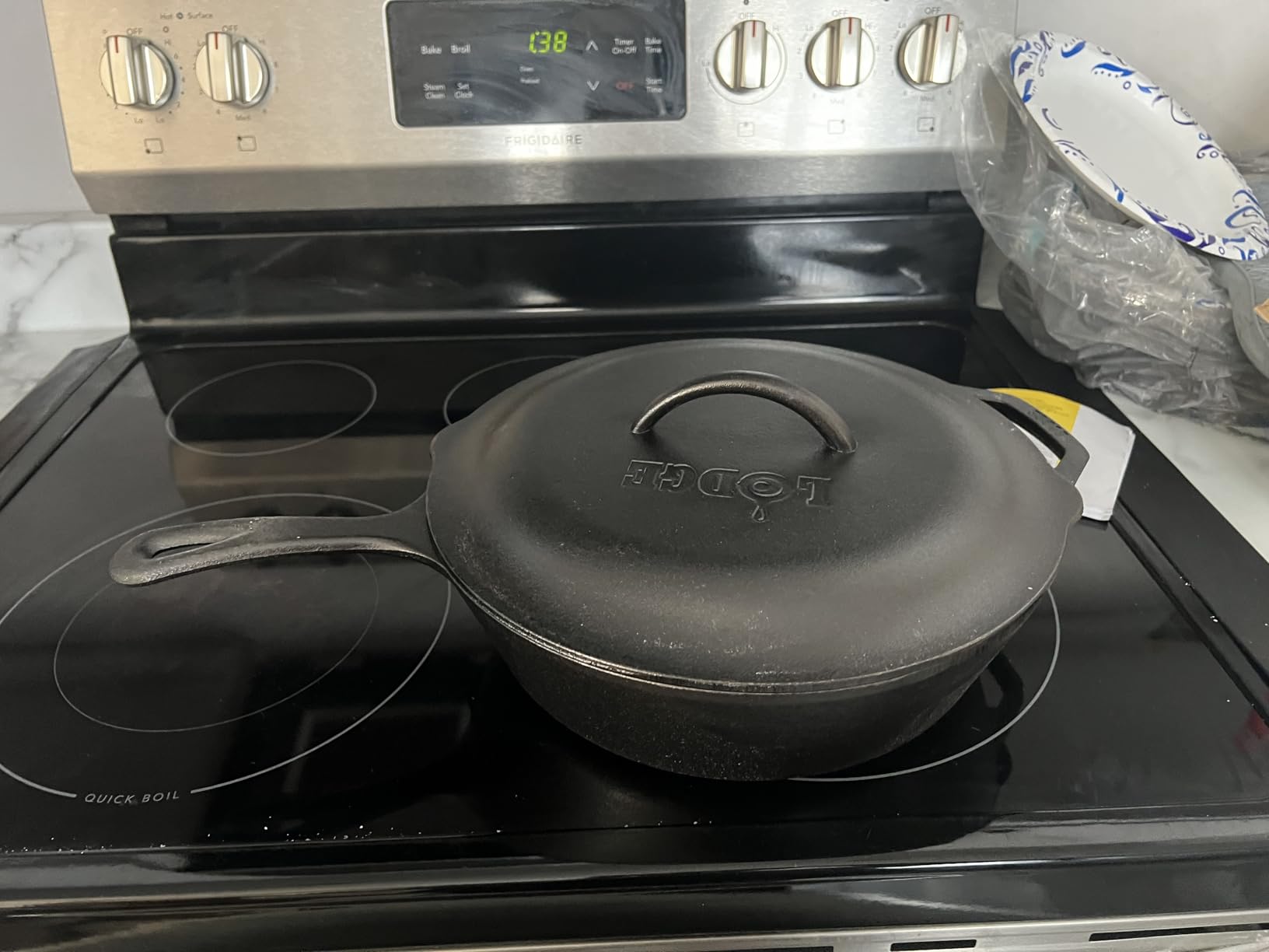 Lodge 5 Quart Pre-Seasoned Cast Iron Deep Skillet with Lid - Signature Teardrop Handle & Assist Handle - Use in the Oven, on the Stove or Grill, or Over a Campfire - Use to Sear, Sauté, Bake, Broil, Braise, Fry, or Grill - Black customer photo 2