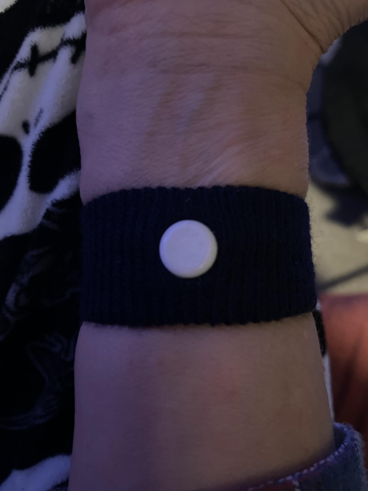 Sea-Band Anti-Nausea Acupressure Wristband for Motion & Morning Sickness, 1 Pair, Gray customer photo 1