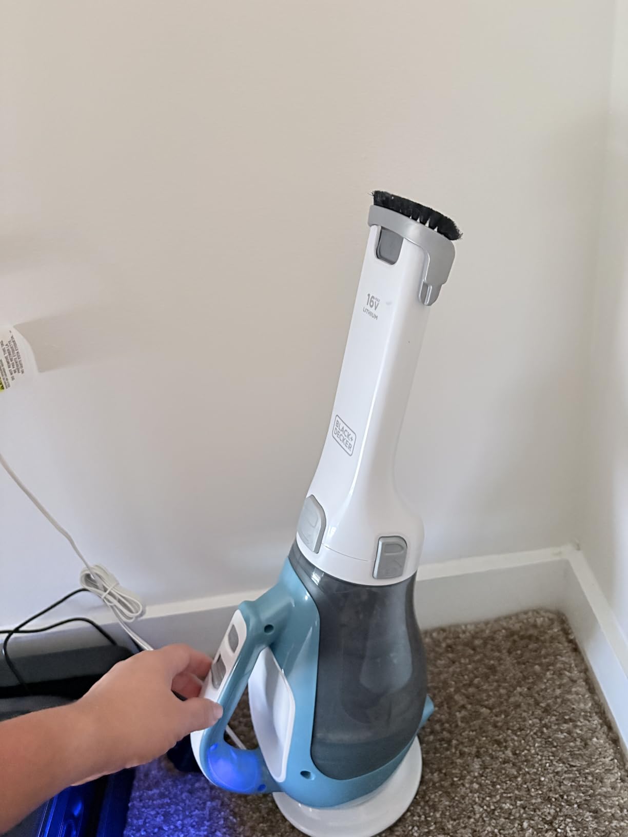 BLACK+DECKER dustbuster AdvancedClean Handheld Vacuum Cordless, Compact Home and Car Vacuum with Crevice Tool, Rotating Nozzle and Charging Station, Large Dust Bowl (CHV1410L) customer photo 1