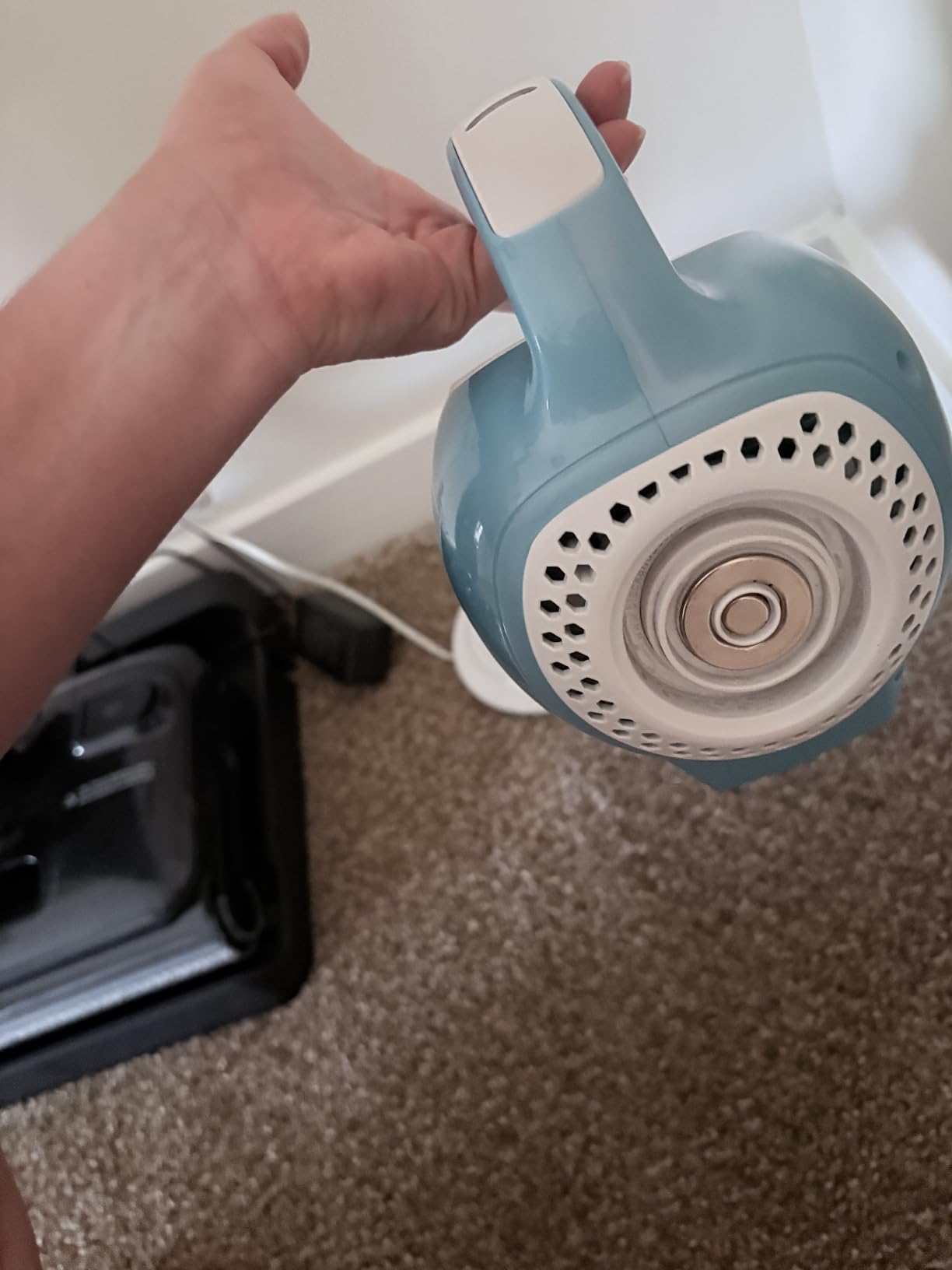 BLACK+DECKER dustbuster AdvancedClean Handheld Vacuum Cordless, Compact Home and Car Vacuum with Crevice Tool, Rotating Nozzle and Charging Station, Large Dust Bowl (CHV1410L) customer photo 2