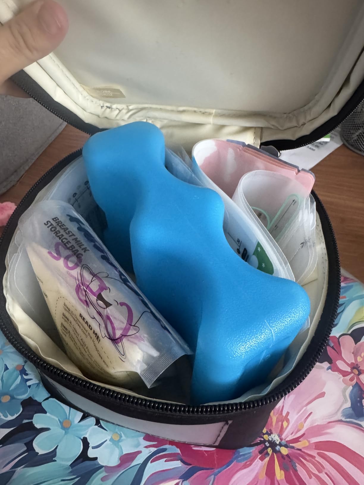 Medela Breast Milk Cooler Set with Cooler Storage Bag, Contoured Ice Pack, and Four 5-oz. Bottles for On-The-Go Transport, Made Without BPA customer photo 2