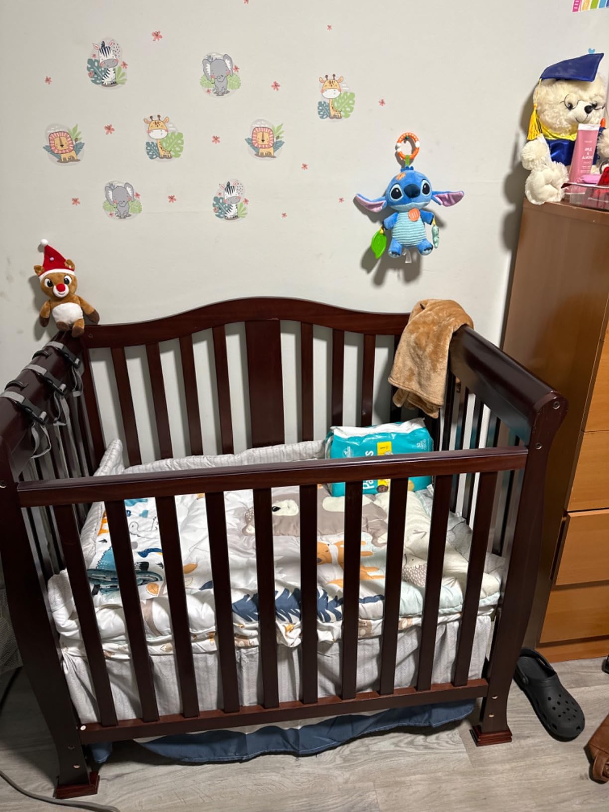 Dream On Me Addison 4-in-1 Convertible Mini Crib in Espresso, Greenguard Gold Certified, Non-Toxic Finishes, Built of New Zealand Pinewood, Comes with 1
