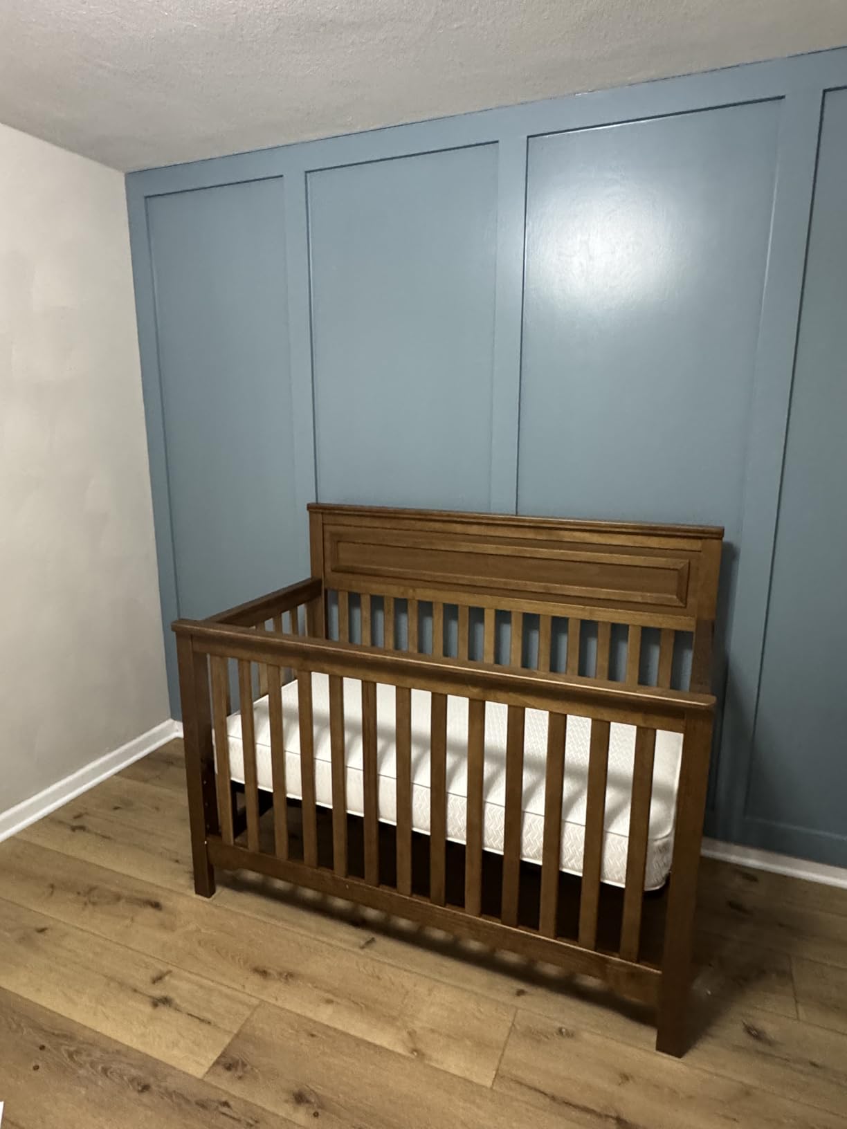 daVinci Autumn 4-in-1 Baby Crib Convertible to Toddler Bed, Daybed, Full-Size Bed - Easy Assembly - GREENGUARD Certified - 4 Adjustable Mattress Heights - Conversion Kit Sold Separately, Chestnut customer photo 2