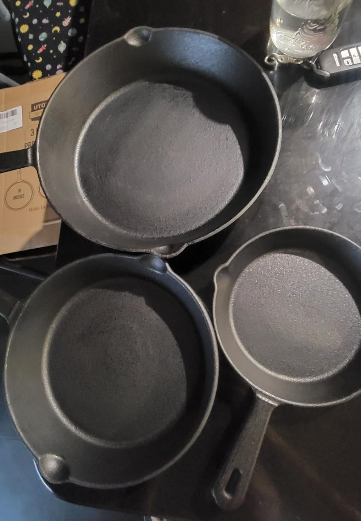 Utopia Kitchen Cast iron Skillets 3 Piece Set, Chefs Pan, Pre Seasoned Cast iron Skillets, 6, 8 & 10 Inches, Easy Use in the Oven, Stove, Grill, or Campfire, Black customer photo 1