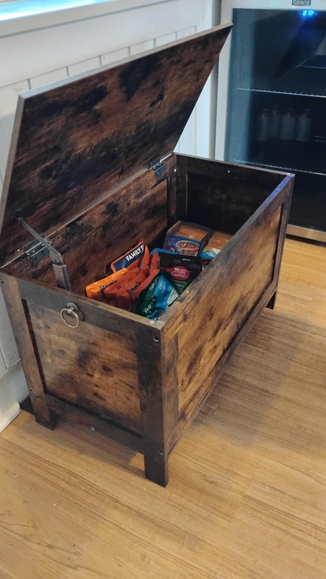 HOOBRO Toy Box, Retro Wooden Look Storage Chest with Safety Hinge, Entryway Storage Bench Supports 220 lb, 29.9 x 15.7 x 18.9 Inches Toy Chest Organizer (Rustic Brown) customer photo 1