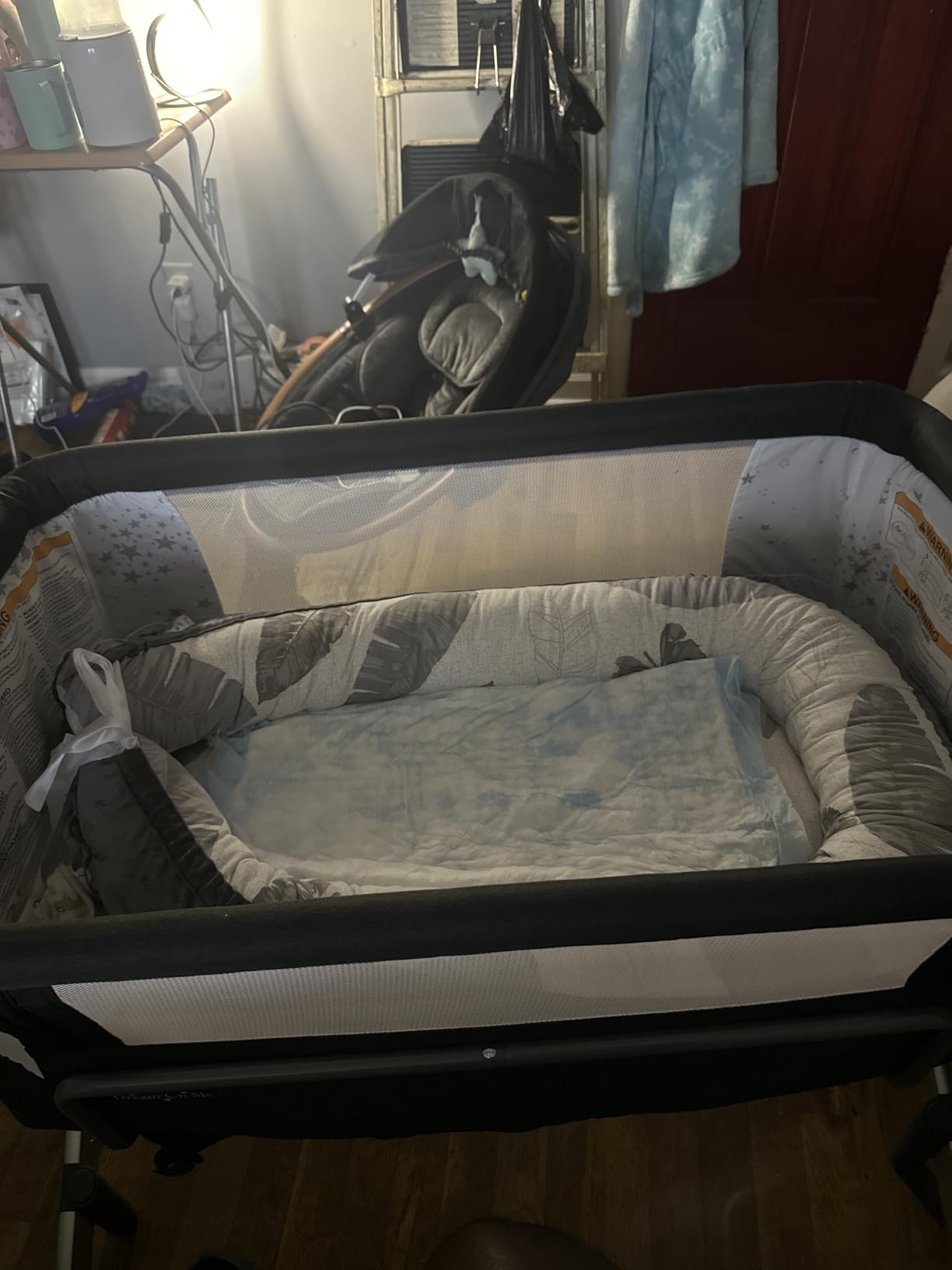 Dream On Me Skylar Bassinet and Bedside Sleeper, Adjustable Heights, Breathable Mesh Sides, Plush Mattress Pad, Wheels with Safety Locks & Tool-Free Assembly, Compact Fold & Travel Bag - Black customer photo 1