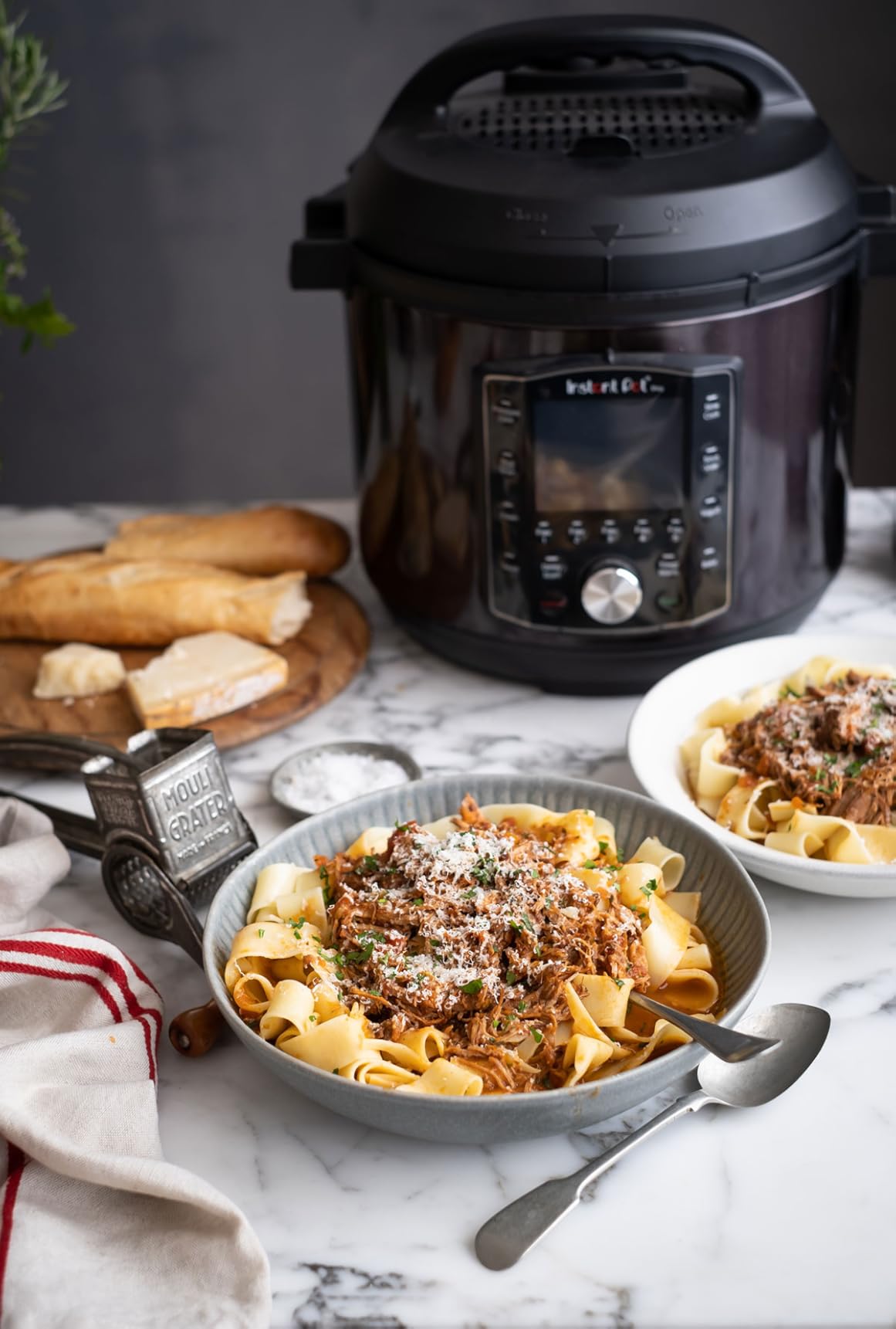 Instant Pot Pro (8 QT) 10-in-1 Pressure Cooker, Slow Cooker, Rice/Grain Cooker, Steamer, Sauté, Sous Vide, Yogurt Maker, Sterilizer, and Warmer, Includes App with Over 800 Recipes, Black customer photo 1