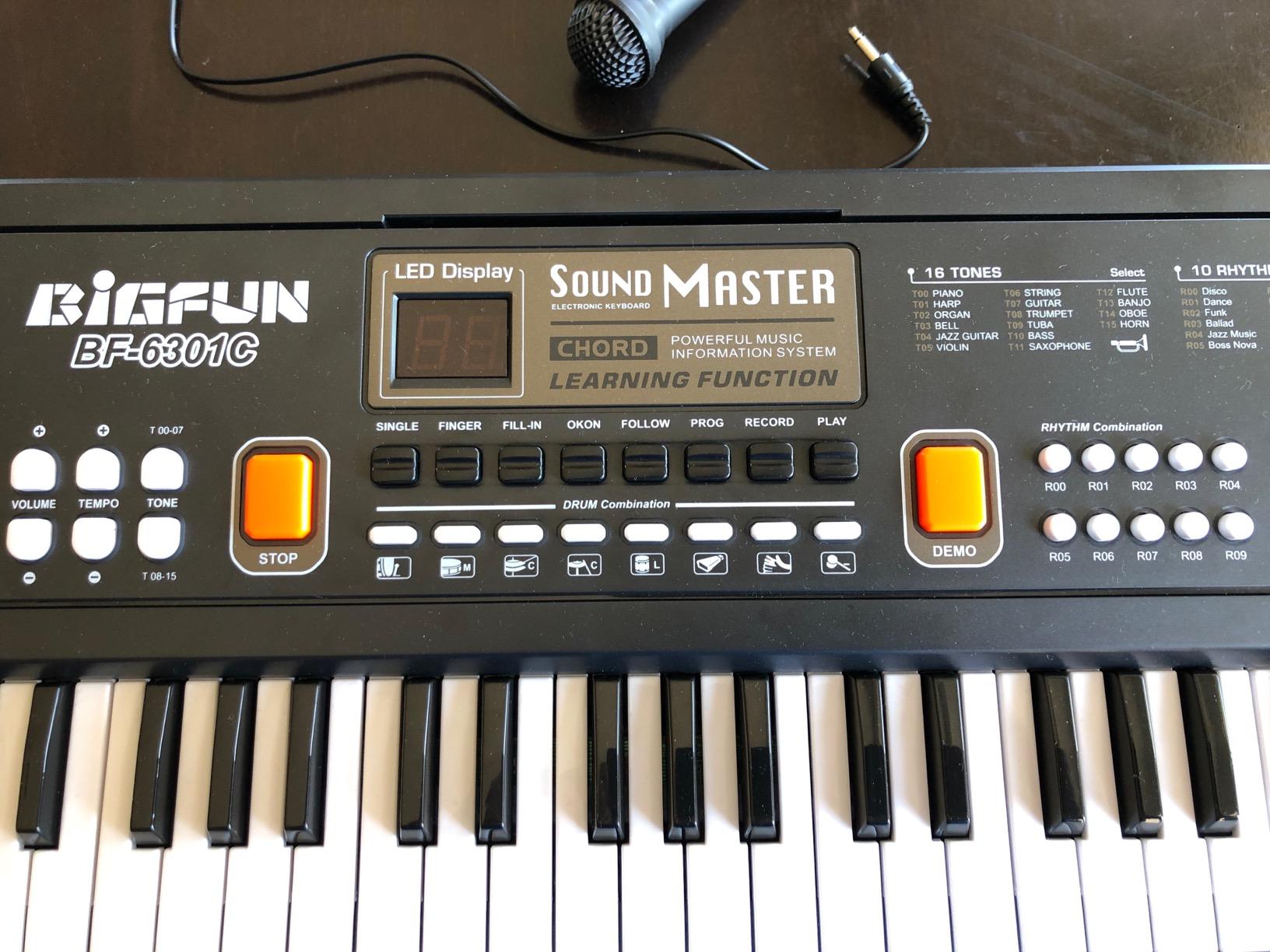 M SANMERSEN Kids Piano, 61-Key Electronic Piano Keyboard with Microphone, Music Educational Instrument Toy for Beginners Ages 3-12 customer photo 1