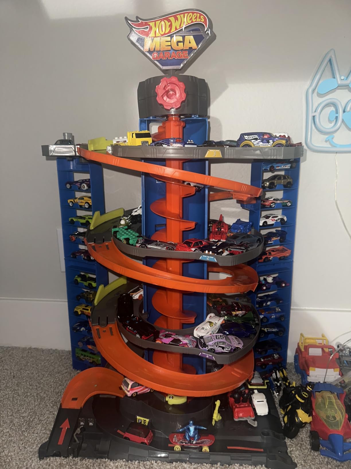 Hot Wheels City Mega Garage Playset with Corkscrew Elevator & Storage for 60+ Cars, Includes 1 Hot Wheels 1:64 Scale Vehicle, Gift for Kids 4 Years Old & Up, HFH03 customer photo 2