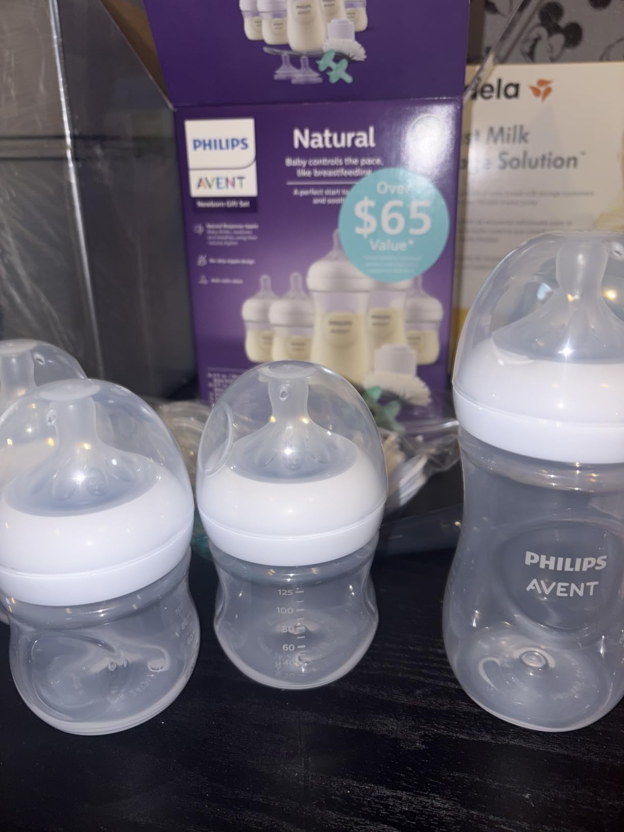 Philips Avent Natural Response Baby Gift Set - 3X 4oz Bottles with Slow Flow Nipple (Level 2), 2X 9oz Bottles with Medium Flow Nipple (Level 3), 2 Extra Nipples, 2X Soothie Pacifiers 0-3m, SCD838/02 customer photo 1