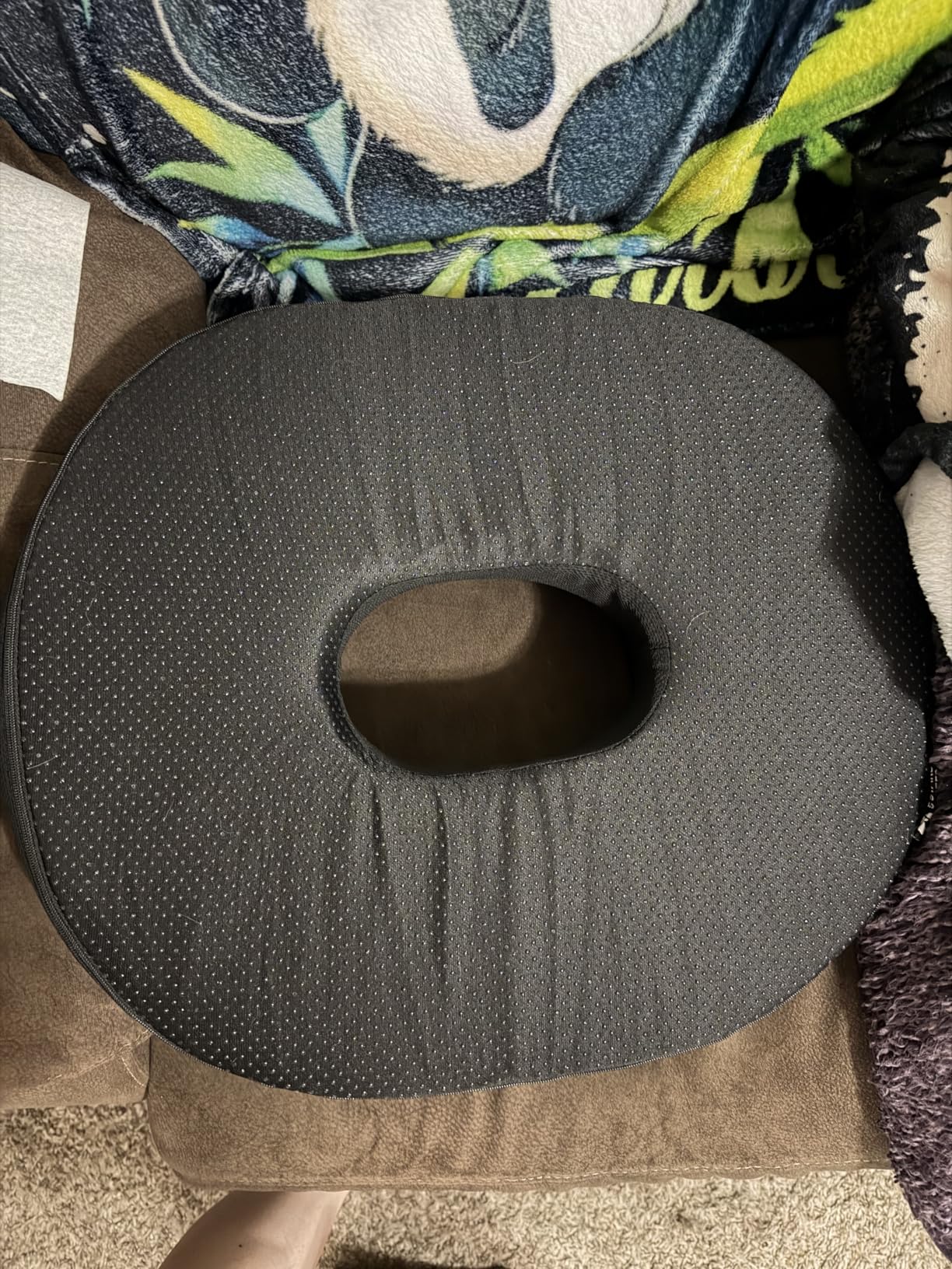 5 STARS UNITED Donut Pillow Hemorrhoid Tailbone Cushion - Large Floor Cushion for Pain Relief - Coccyx, Prostate, Sciatica, Pelvic Floor, Pressure Sores, Pregnancy, Postpartum Recovery, Black customer photo 1