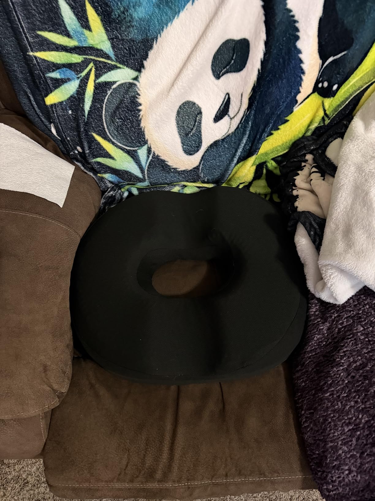 5 STARS UNITED Donut Pillow Hemorrhoid Tailbone Cushion - Large Floor Cushion for Pain Relief - Coccyx, Prostate, Sciatica, Pelvic Floor, Pressure Sores, Pregnancy, Postpartum Recovery, Black customer photo 2
