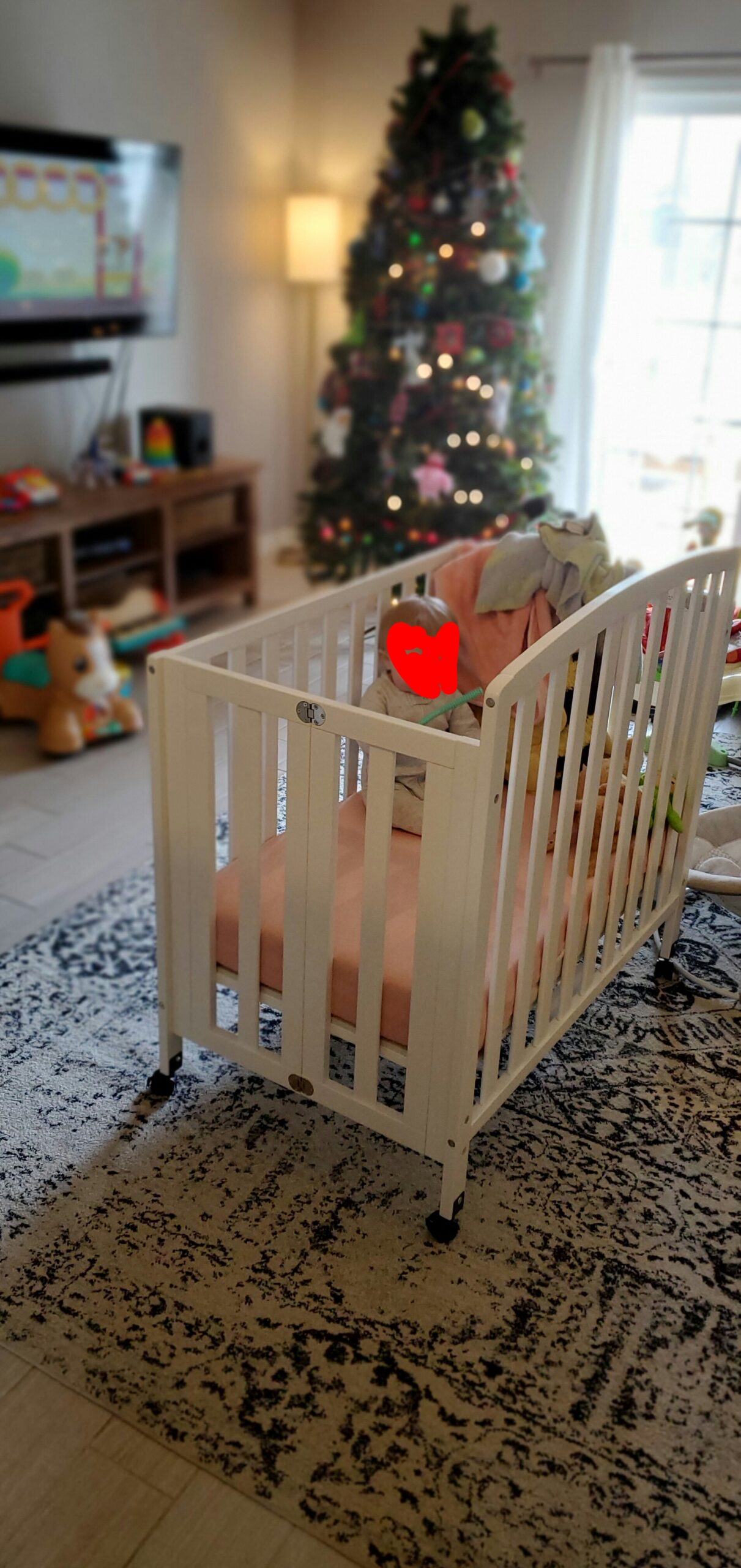 DaVinci Dylan Folding Portable 3-in-1 Convertible Mini Crib in Ebony, Greenguard Gold Certified customer photo 2
