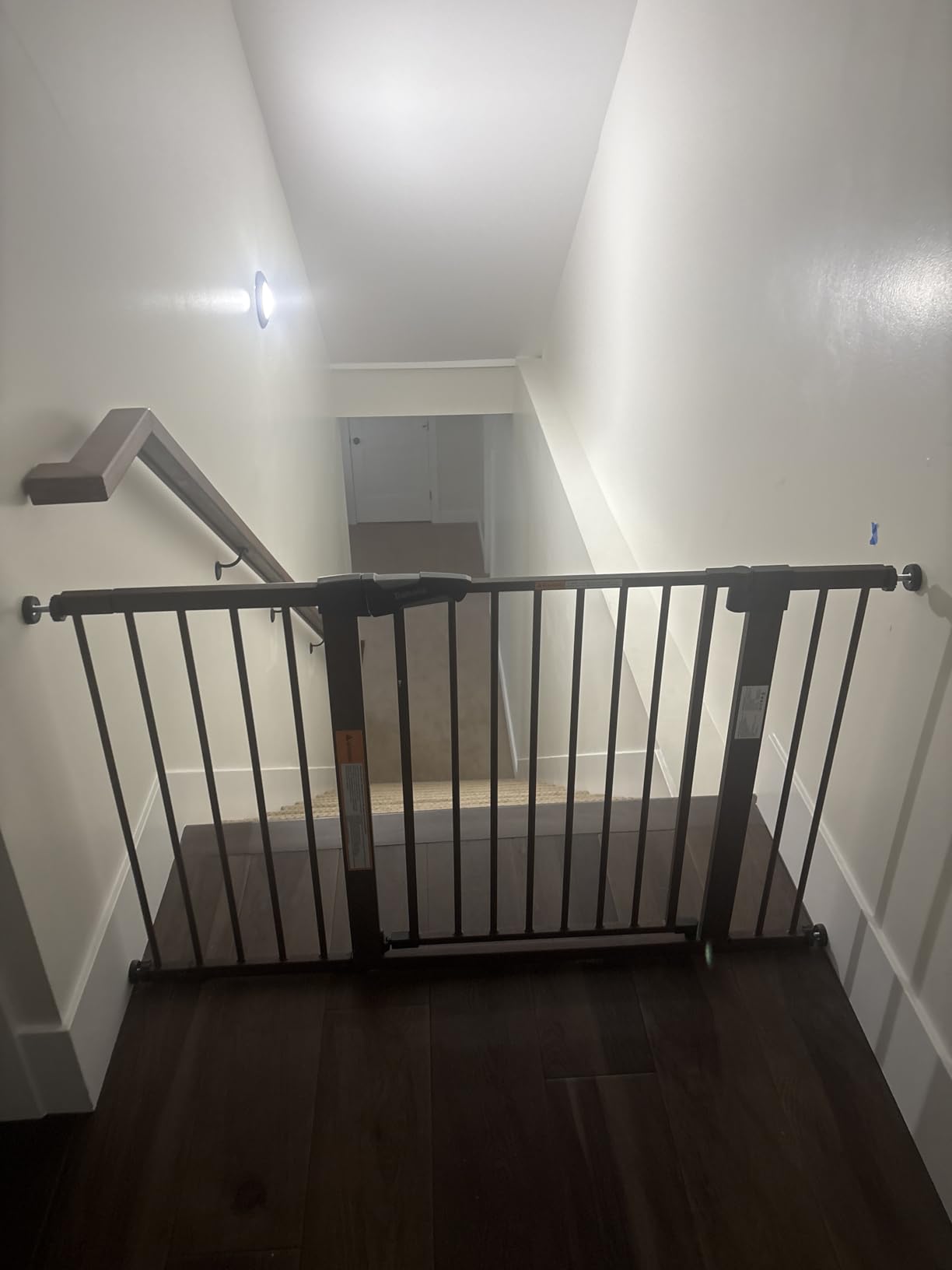 Babelio 29-55 Inch Extra Wide Baby/Dog Gate, PressGuard P7, Metal Auto Close, Pressure Mounted Pet Door for Doorways, NO Need Tools and Drilling, with Wall Cups, White customer photo 1