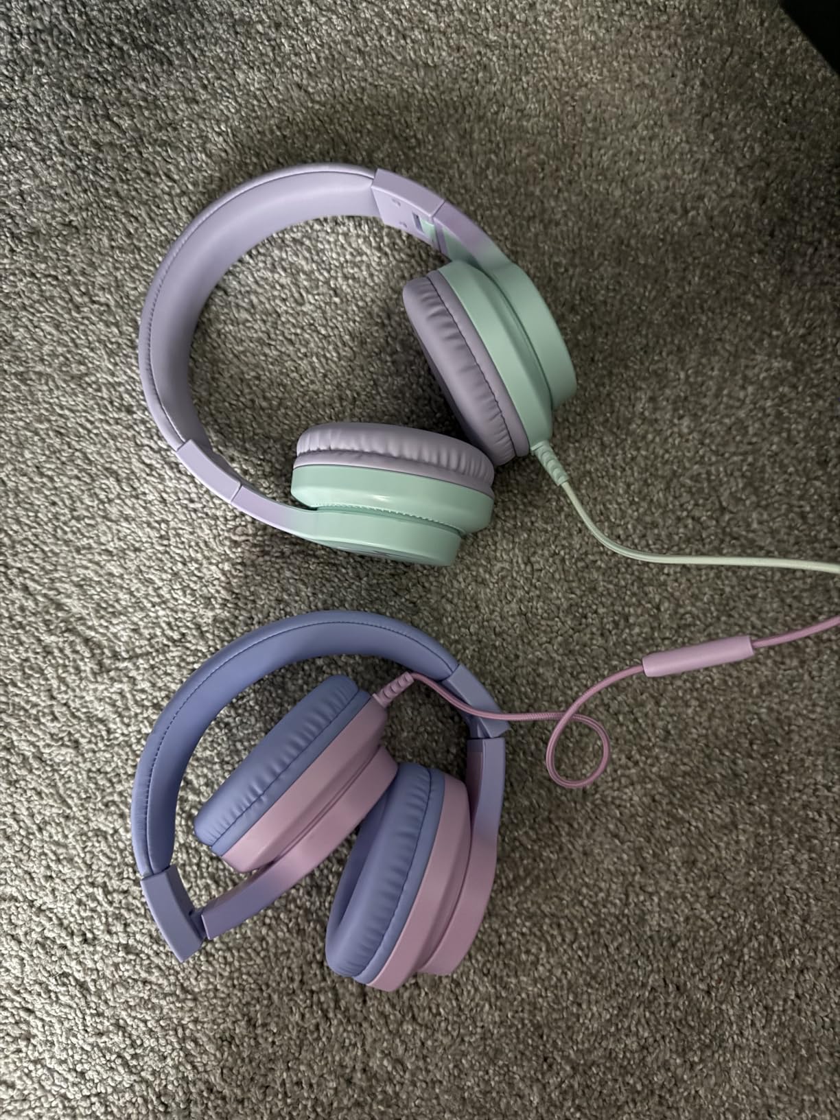 Candy Bila Kids Headphones, Wired Headphones for Kids Over Ear with Microphone, 85/94dB Volume Limiter Headphone for Girls Boys, Foldable Headphone for Learning & Entertainment, Gradient Purple customer photo 1