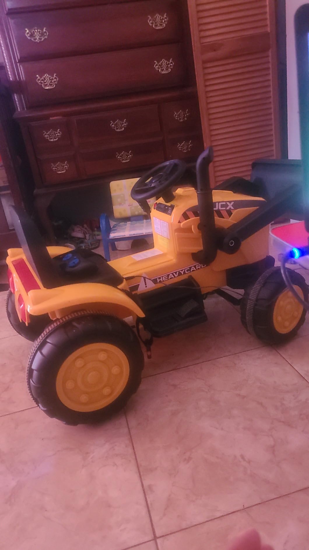 HONEY JOY Ride on Excavator, 12V Battery Powered Wheeled Loader Digger Kids Bulldozer w/Adjustable Digging Bucket, Headlights, Music, Horn, Slow Start, Electric Construction Vehicle for Kids, Yellow customer photo 2