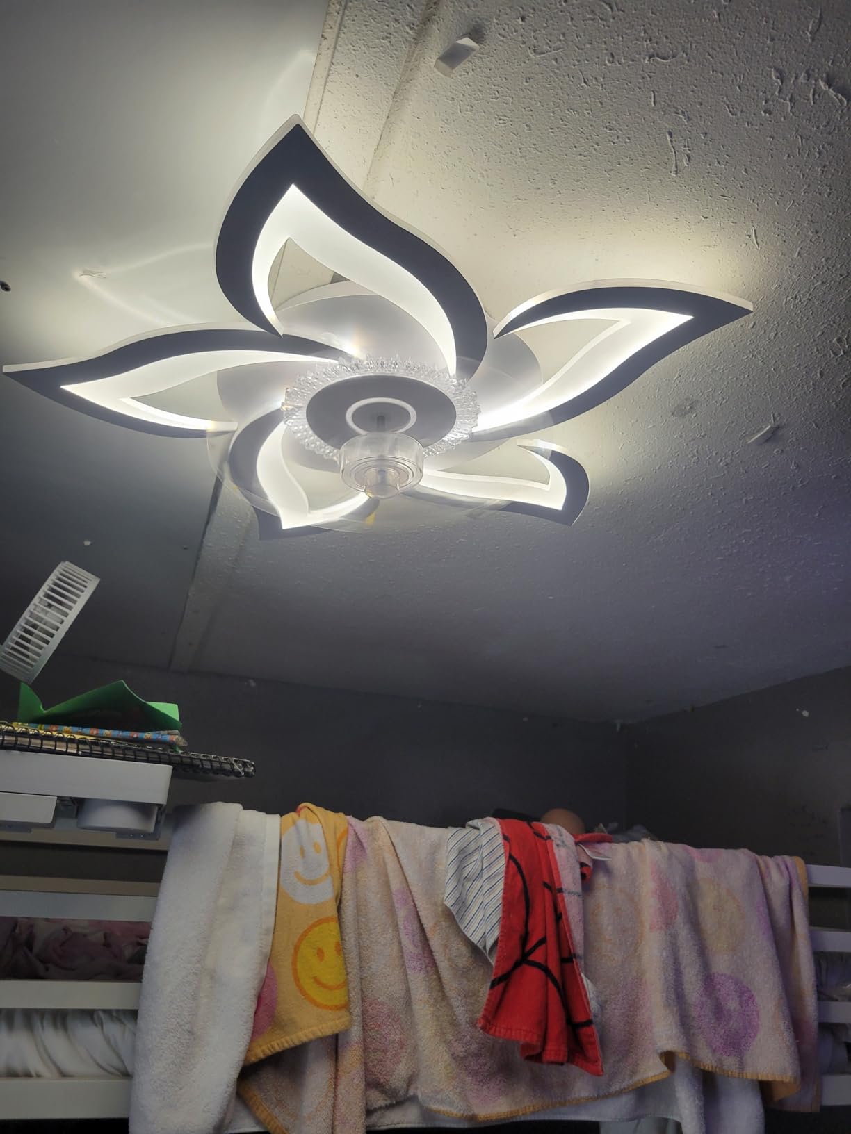 LEDIARY Flower Ceiling Fans with Lights, Small 27 Inch Modern Low Profile Ceiling Fan, Dimmable LED Ceiling Light Fixture, Flush Mount Ceiling Fans with Remote for Bedroom, Kitchen, Indoor-White customer photo 1