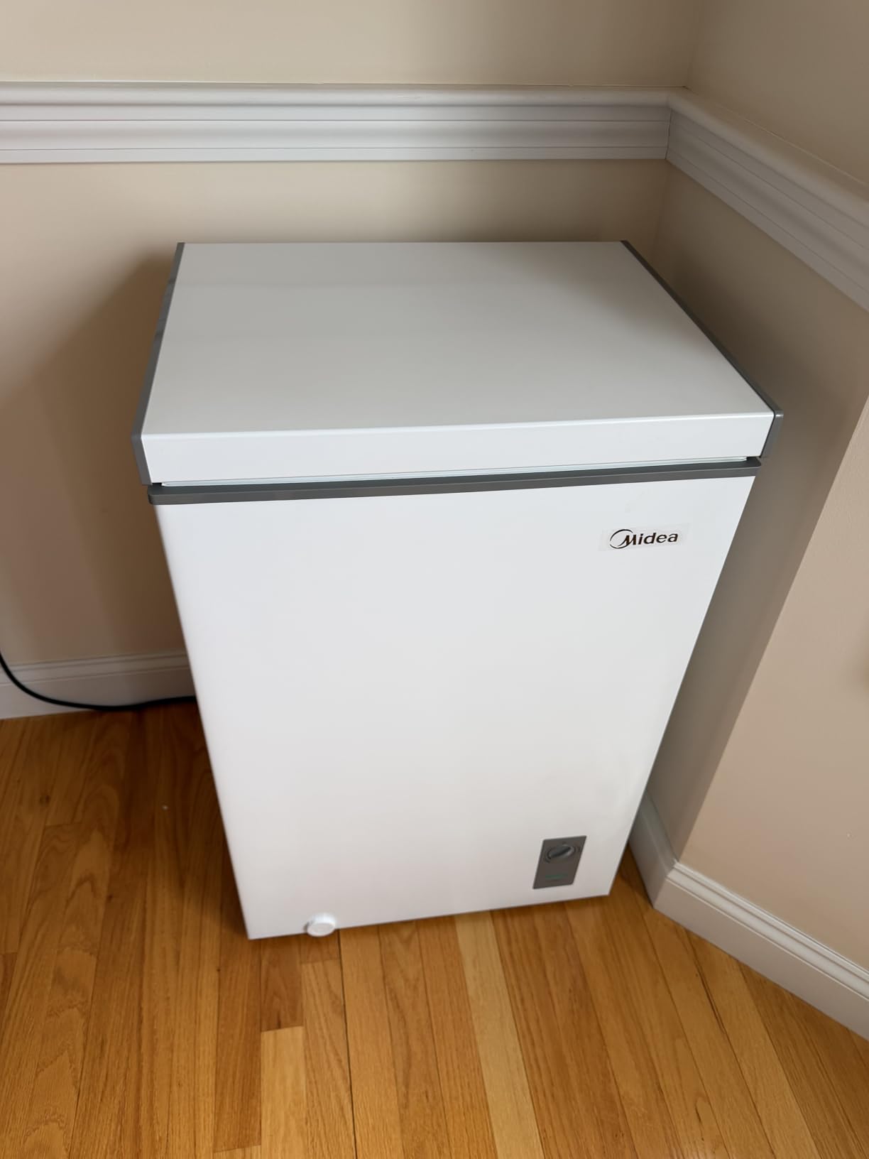 Midea MERC04C4BAWW Chest Freezer, 3.5 Cubic Feet Freezer With Removable Basket, Interior LED Light, Adjustable Temperature, For Kitchen Apartment Office, White customer photo 2