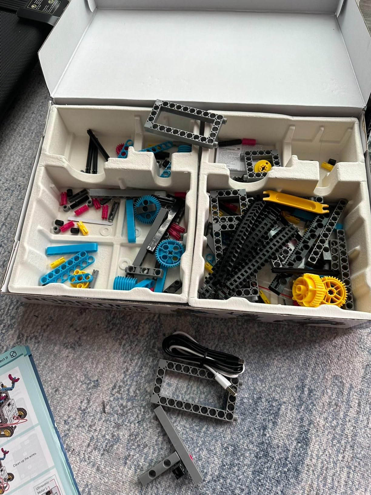 Thames & Kosmos Robotics Workshop with Micro:Bit STEM Experiment Kit, Creative, Educational Coding & Programming Curriculum for Home & School Use, Utilizes MakeCode App to Learn Python, Javascript customer photo 2