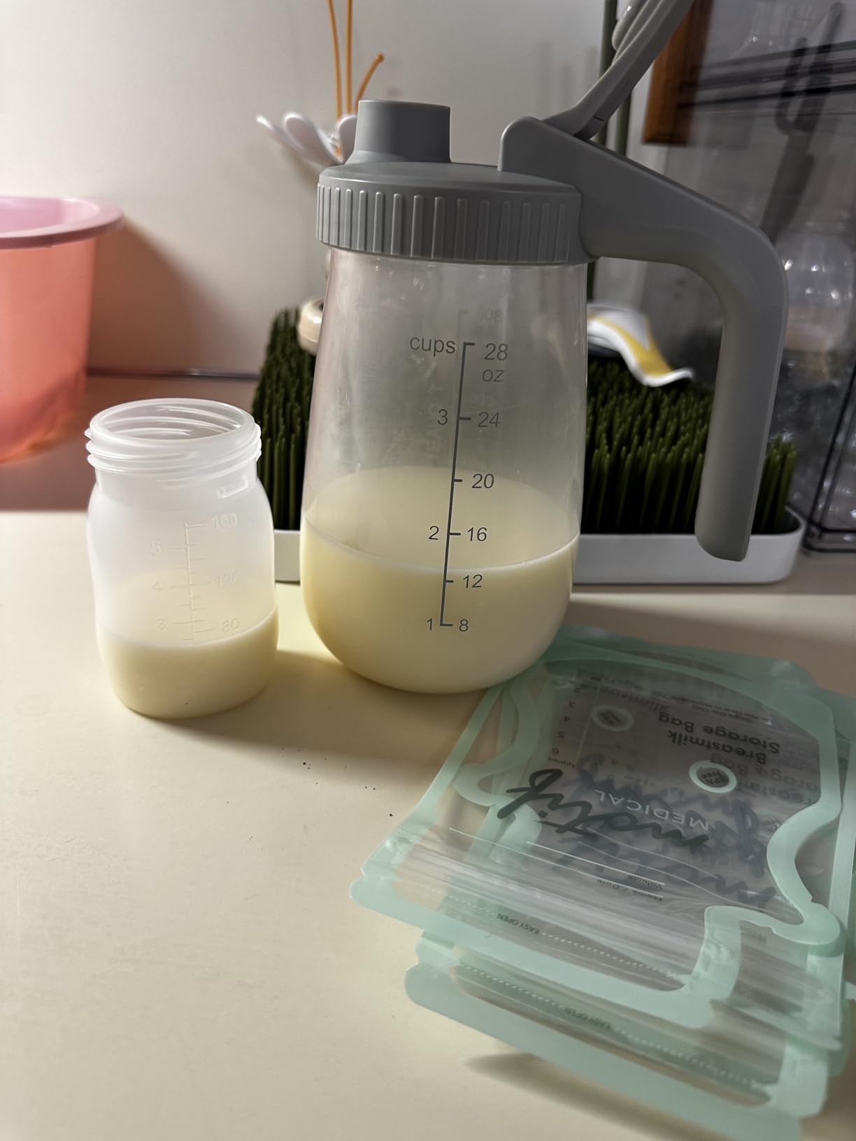 Momcozy Breast Milk Pitcher, Resistant to Heat and Cold Abrupt Temp Swings, No Leak Glass Breast Milk Fridge Storage Container with Wide Mouth, Fast Baby Formula Maker, Green customer photo 1