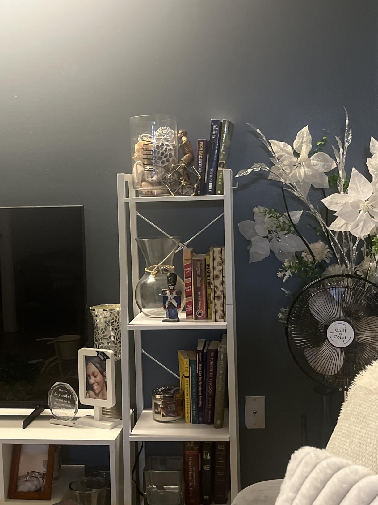Hzuaneri Ladder Shelf, Bookshelf Bookcase, Freestanding Corner Storage Shelve with 2 Hooks for Home Office, Living Room, Kitchen, Bedroom, Industrial, 5-Tier White BC03213W customer photo 2