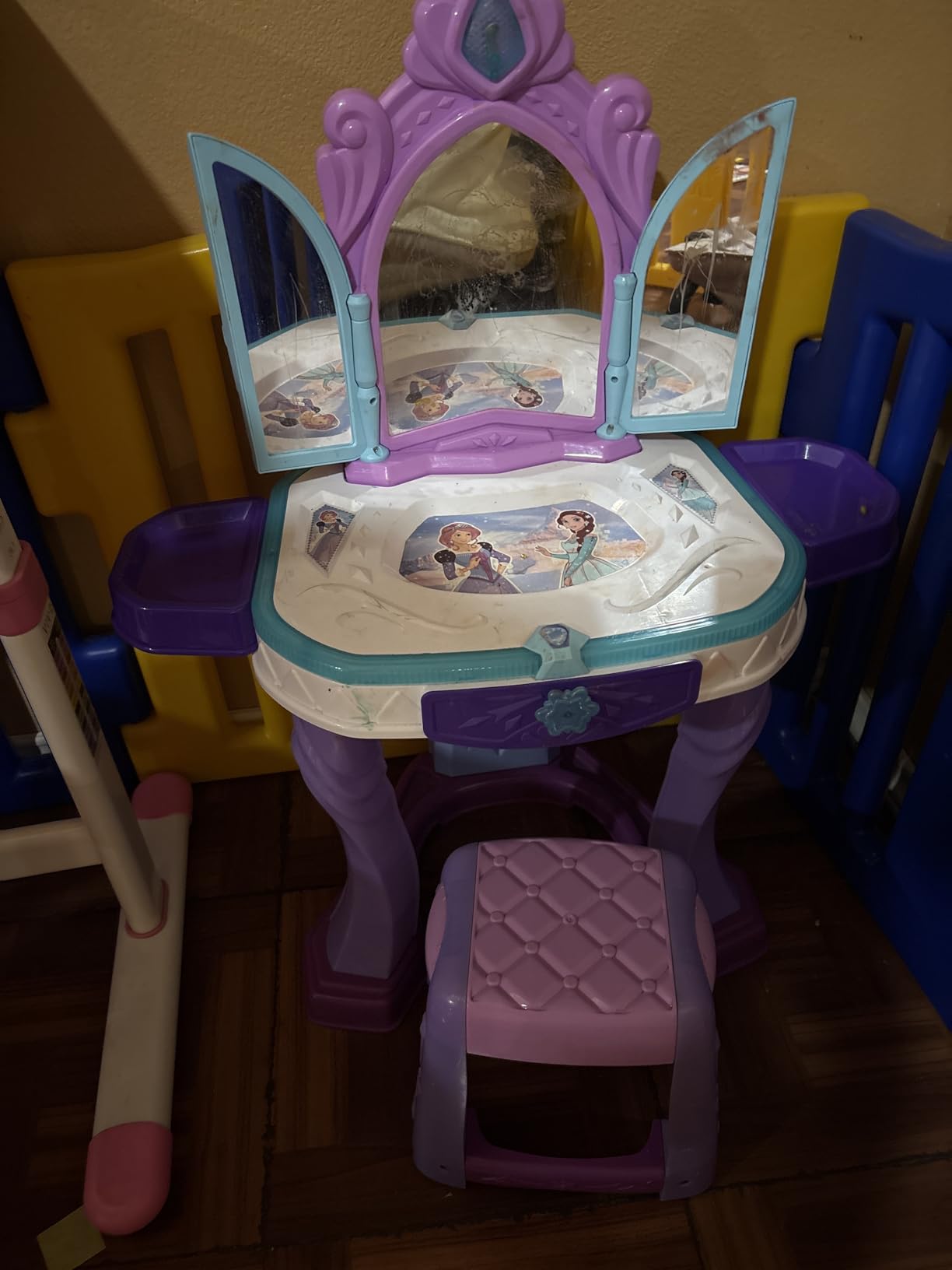 Lehoo Castle Kids Vanity Table and Chair Set, Girls Makeup Table with Mirror Stool Lights Music, Toddler Pretend Play Vanity Set for Princess Dress Up customer photo 1