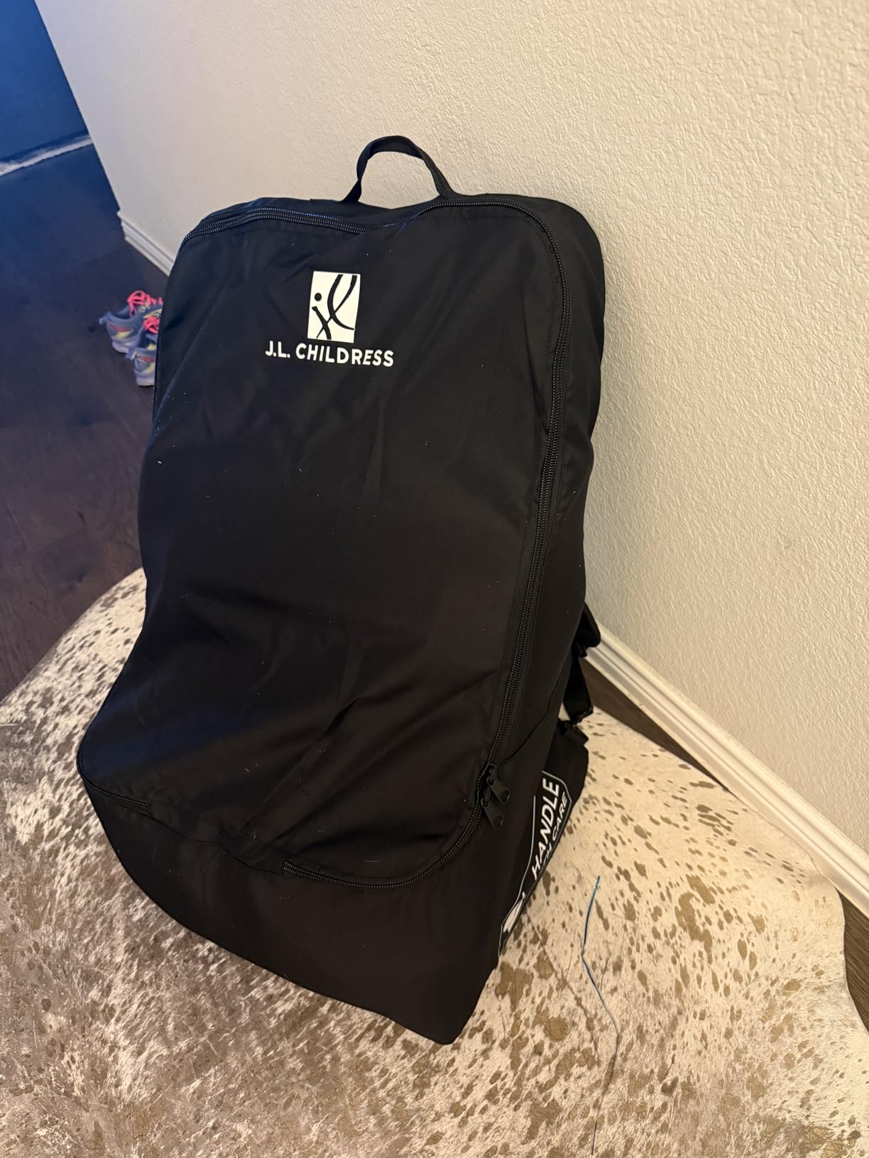 J.L. Childress Padded Backpack Car Seat Bag - Car Seat Travel Bag for Airplane, Cover Fits Most Baby & Infant Carriers & Boosters, Airport Accessories for Gate Check or Baggage Check - Ultimate, Black customer photo 1