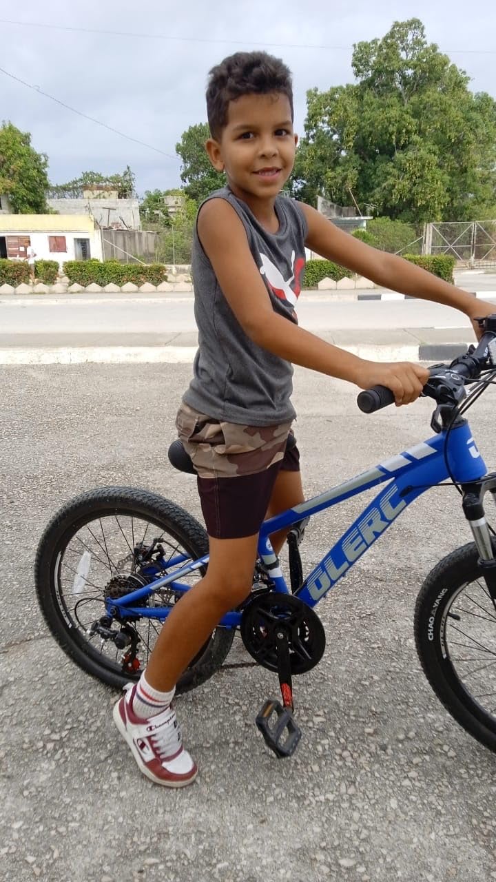 Glerc 20 24 Inch Kids Bike, Kids Mountain Bike for Boys and Girls Ages 6-15, 21-Speed Skyline Bicycle with Front Suspension and Disc Brakes, Multiple Colors customer photo 1