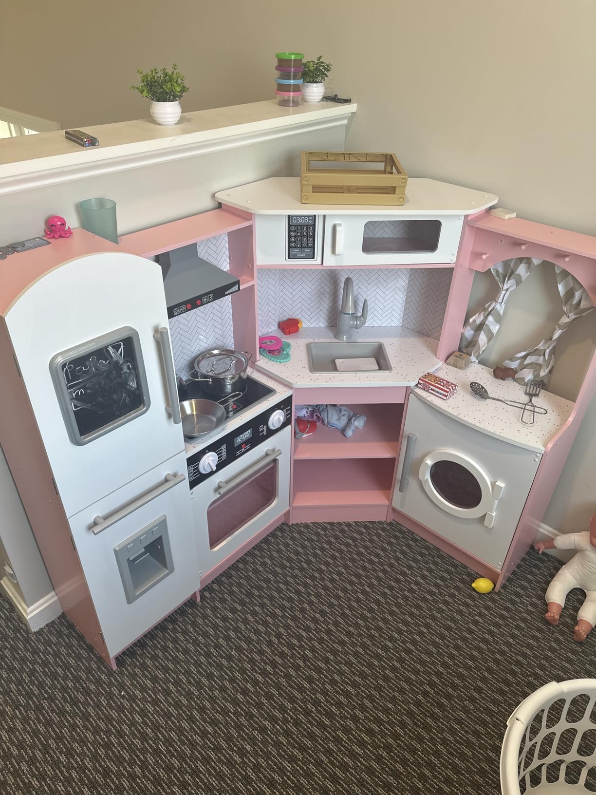 Lil' Jumbl Kids Corner Kitchen Set, Pretend Wooden Deluxe Play Kitchen, Battery Operated Icemaker, Stovetop & Faucet with Realistic Sound - Black customer photo 1