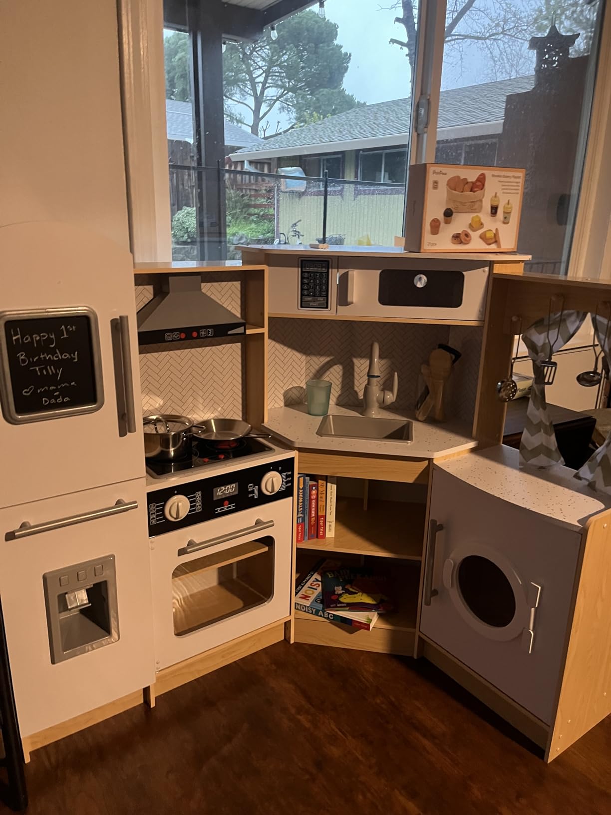 Lil' Jumbl Kids Corner Kitchen Set, Pretend Wooden Deluxe Play Kitchen, Battery Operated Icemaker, Stovetop & Faucet with Realistic Sound - Black customer photo 2