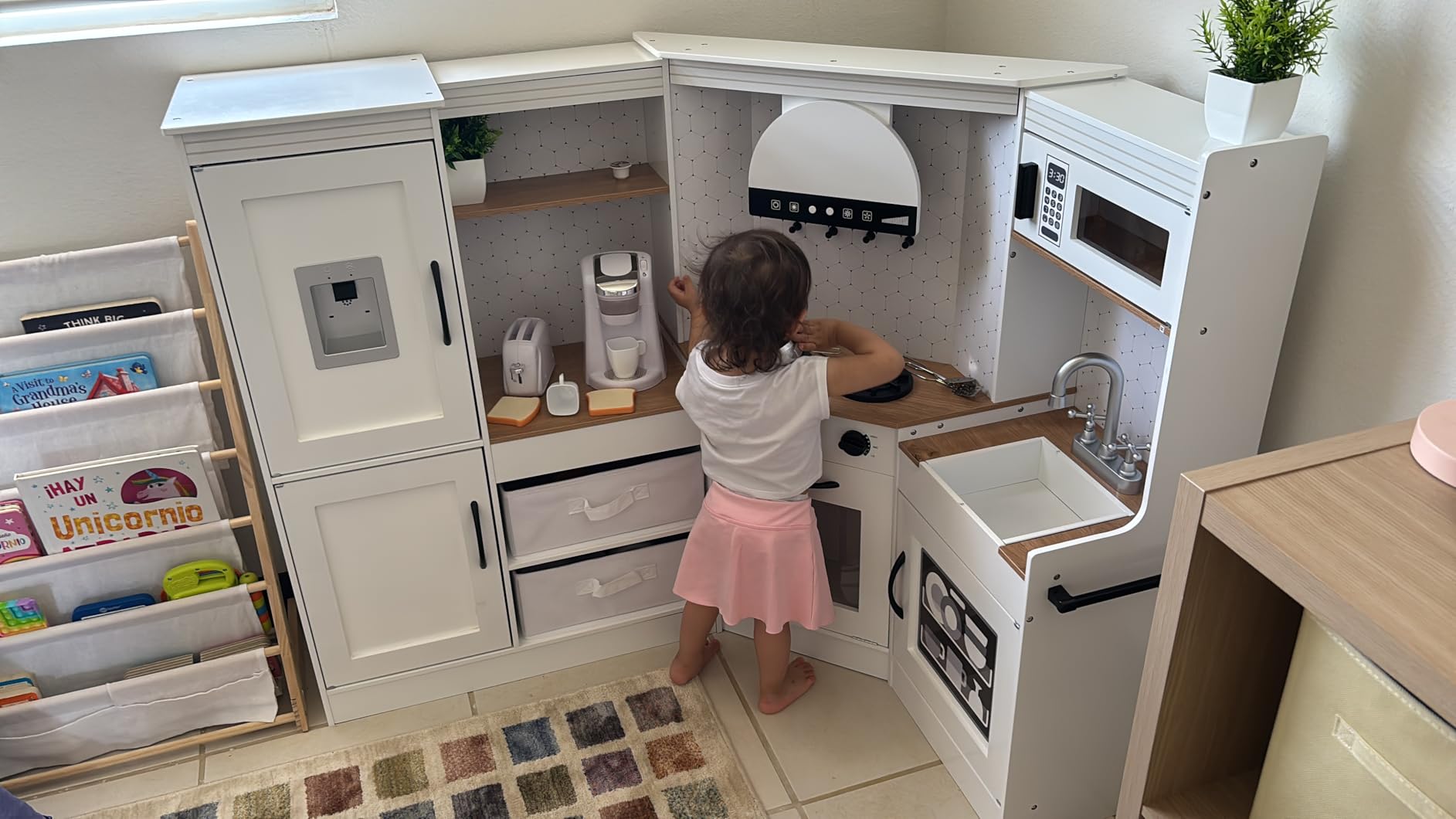 Best Choice Products Pretend Play Corner Kitchen, Ultimate Interactive Wooden Kids Playset w/Lights & Sounds, Ice Maker, Hood - Farmhouse White customer photo 1