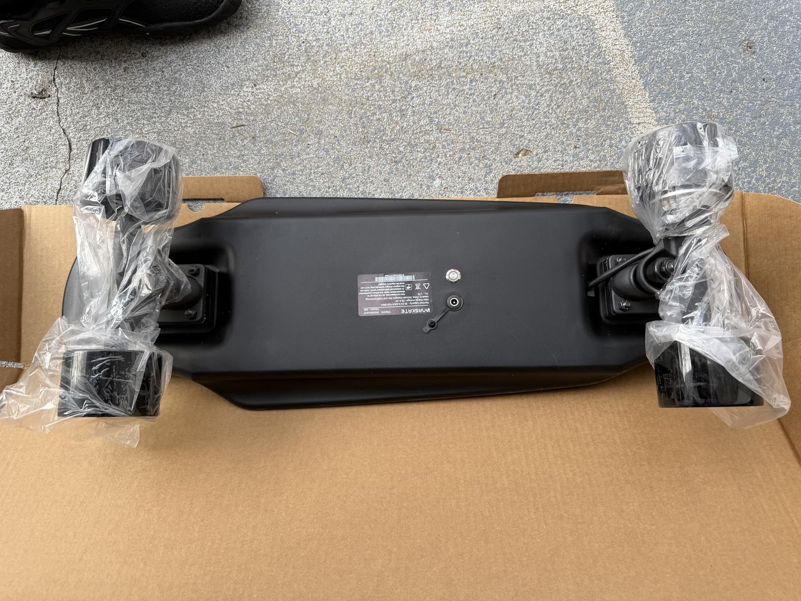 M8 Electric Skateboard with Remote, 15Mph Top Speed, 9Miles Range, 400 Hub-Motor, Skateboard for Adults & Teens customer photo 2