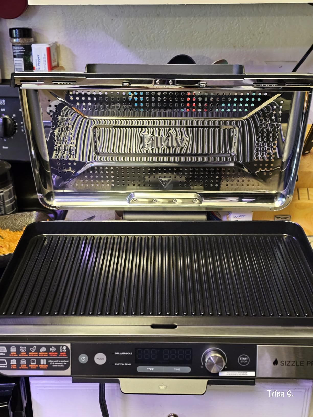 Ninja Sizzle Pro XL 20-Inch Indoor Griddle + Grill, Detachable Ventilated Lid, Grease Control, Ceramic Nonstick Plates, Even Edge Cooking, Extra Large Capacity customer photo 1