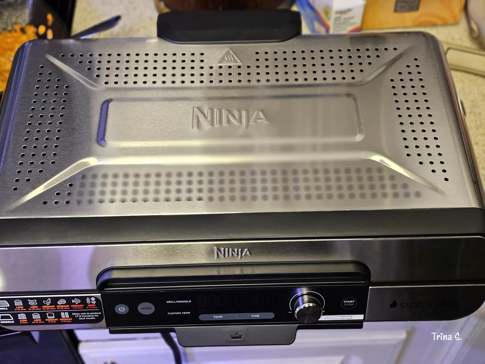 Ninja Sizzle Pro XL 20-Inch Indoor Griddle + Grill, Detachable Ventilated Lid, Grease Control, Ceramic Nonstick Plates, Even Edge Cooking, Extra Large Capacity customer photo 2