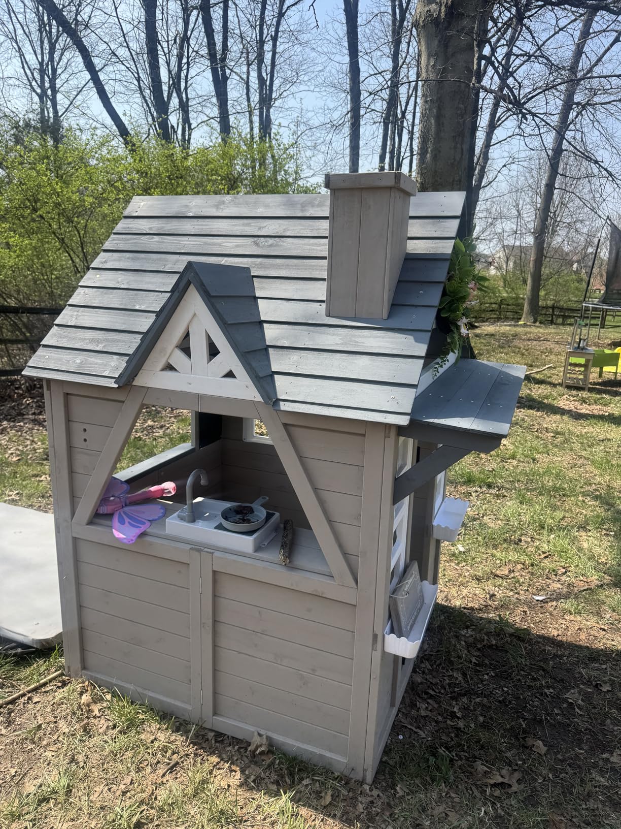 Seizeen Outdoor Kids Playhouse, All Fir Gray Modern Wooden Playhouse, Indoor Outdoor Cottage Play House w/Sink, Stove, Cookware, Flowerpot Holders, Working Doorbell, for Kids Ages 3-8 (Brown) customer photo 2
