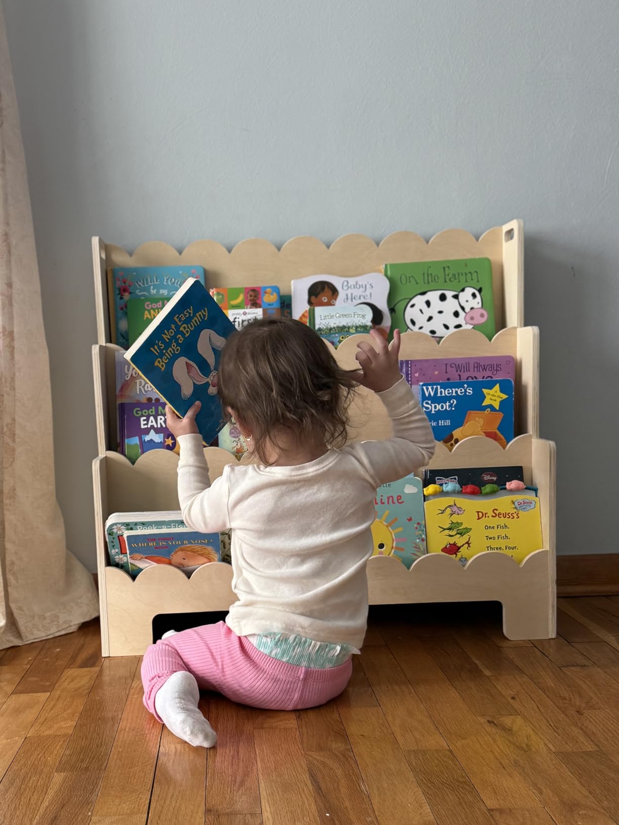 VEVOR 5-Tier Montessori Bookshelf, Scalloped Kids Bookcase, Wooden Book Shelf with 2 Dual Hooks, Daycare Furniture Display Bookshelf for Bedroom, Living Room, Entryway, Nursery, Preschool customer photo 1