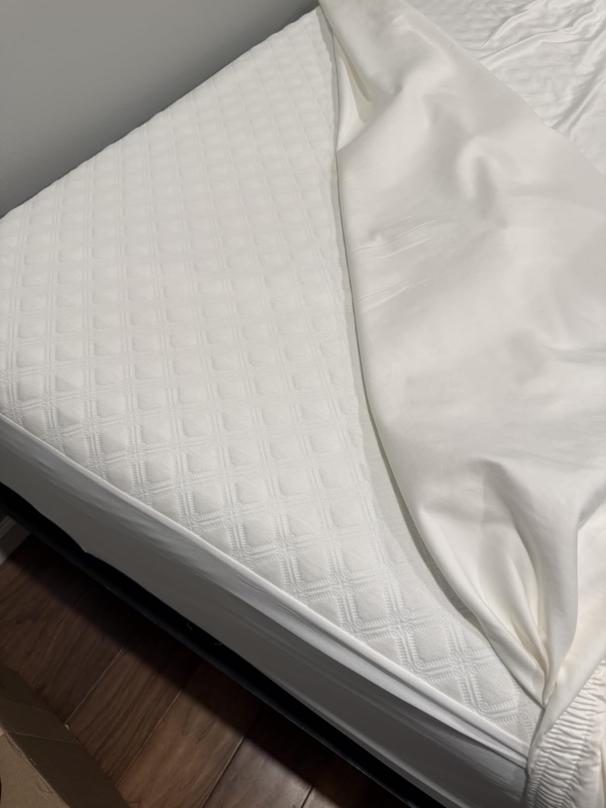 SafeRest Waterproof Twin Size Mattress Protector - Fitted with Stretchable Pockets - Machine Washable Cotton Blend Mattress Cover for Bed customer photo 1