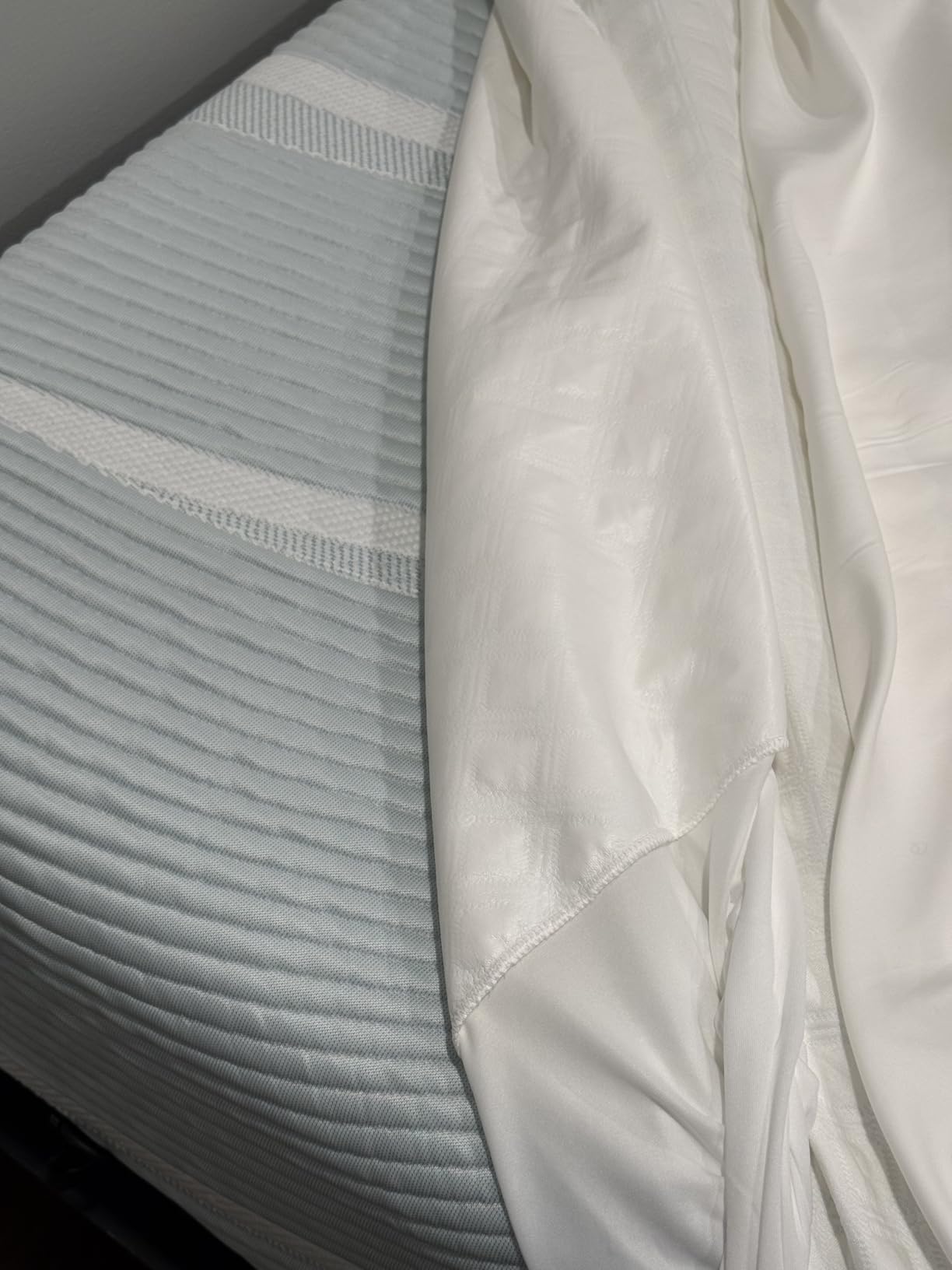 SafeRest Waterproof Twin Size Mattress Protector - Fitted with Stretchable Pockets - Machine Washable Cotton Blend Mattress Cover for Bed customer photo 2