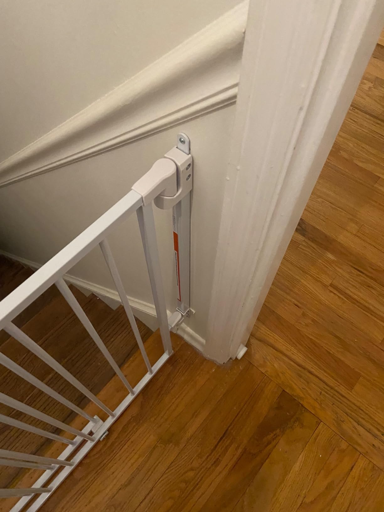 Safety Innovations No Hole Stairway Baby Gate Mounting Kit - Fits Posts from 2 3/4 inches to 3 1/2 inches Wide with Square or Round Tops - No Adhesives On Or Screws in Your Posts, (1-Pack) customer photo 1