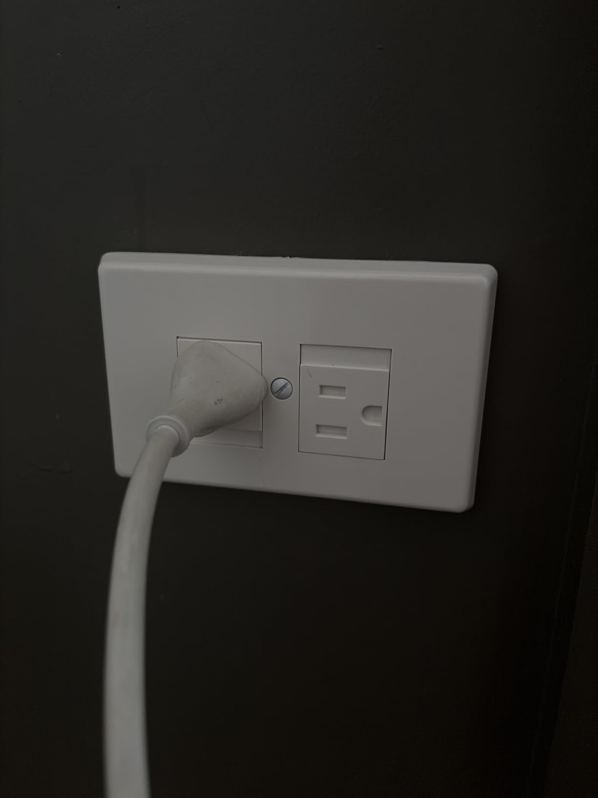 6-Pack Safety Innovations Self-Closing Outlet Covers (For Center Screw Outlets Only) - Measures 3