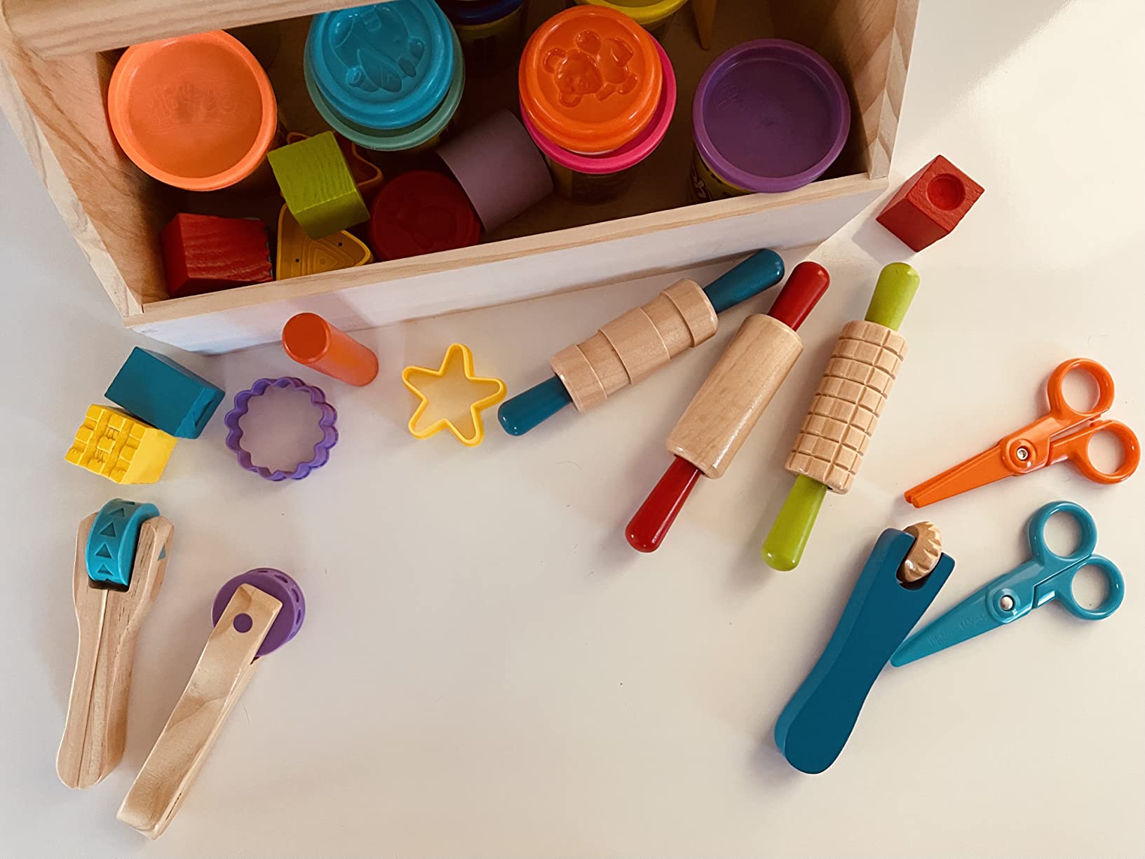 Melissa & Doug Modeling Dough & Sculpting Tools, 8 Tubs of Playdough Modeling Clay with Cutters, Rollers & Molds, Arts & Crafts Kit & Accessories, Preschool Learning Toys for Kids Ages 3+ customer photo 2